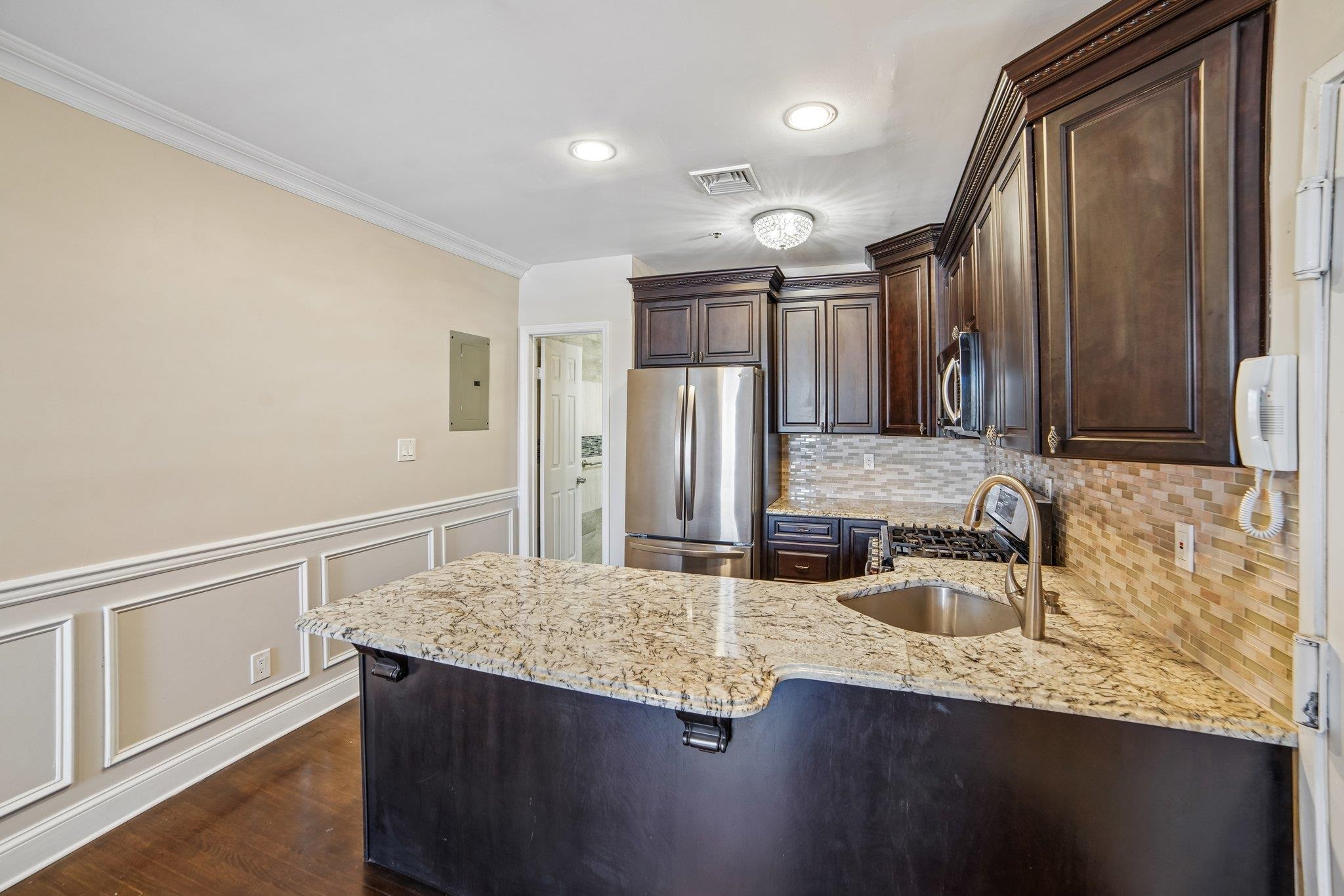 814 WILLOW AVE - Photo 5
