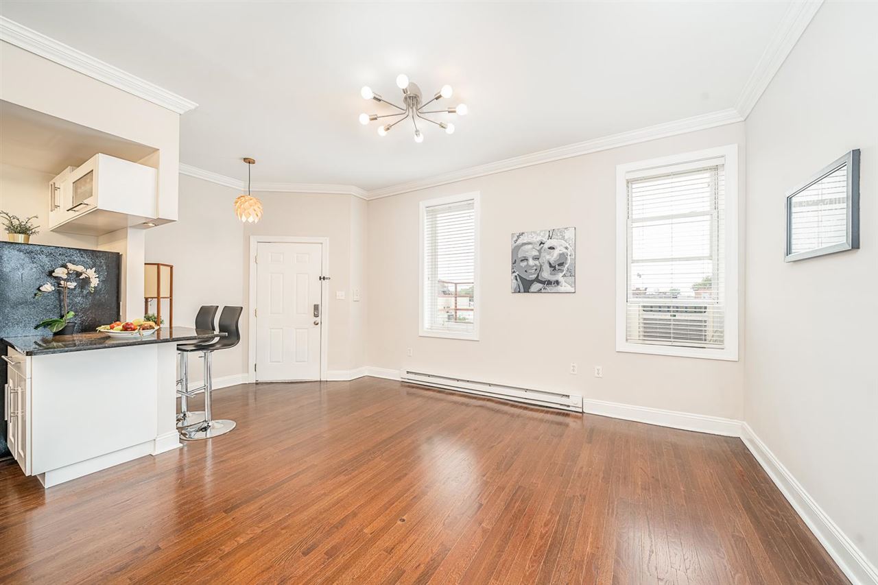 372 COMMUNIPAW AVE - Photo 4