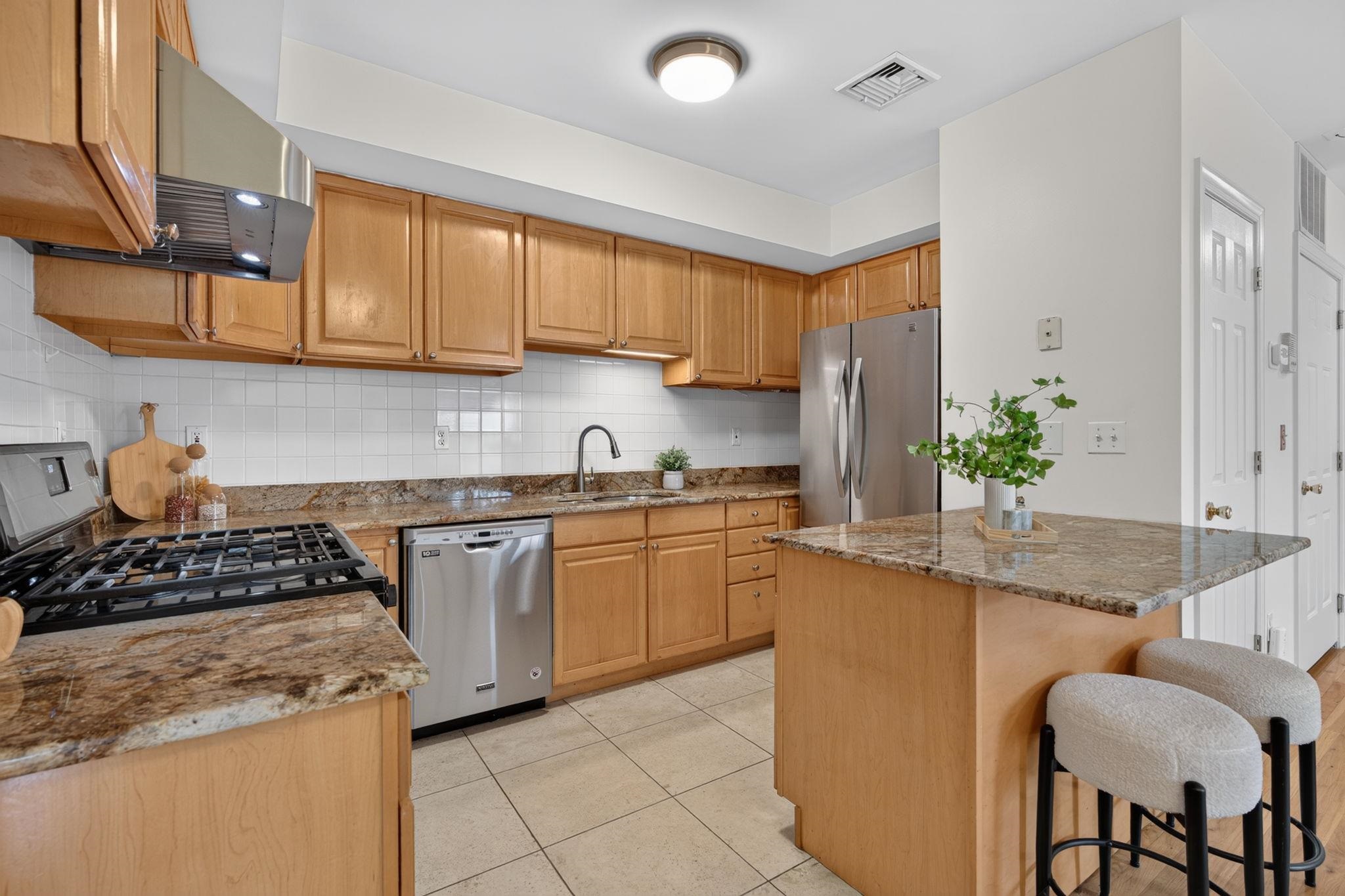 215 GRAND ST - Photo 4