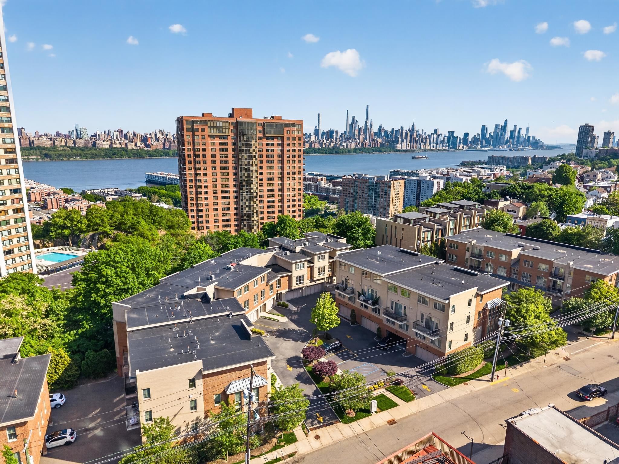 200 LAIRD AVE - Photo 2