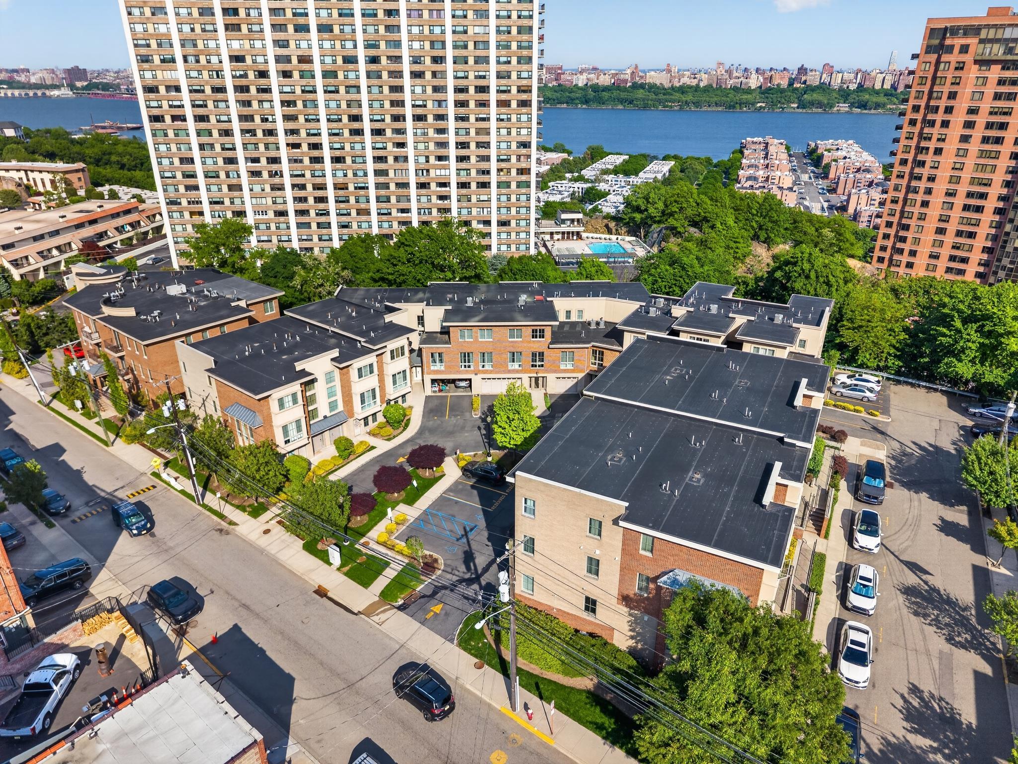 200 LAIRD AVE - Photo 3