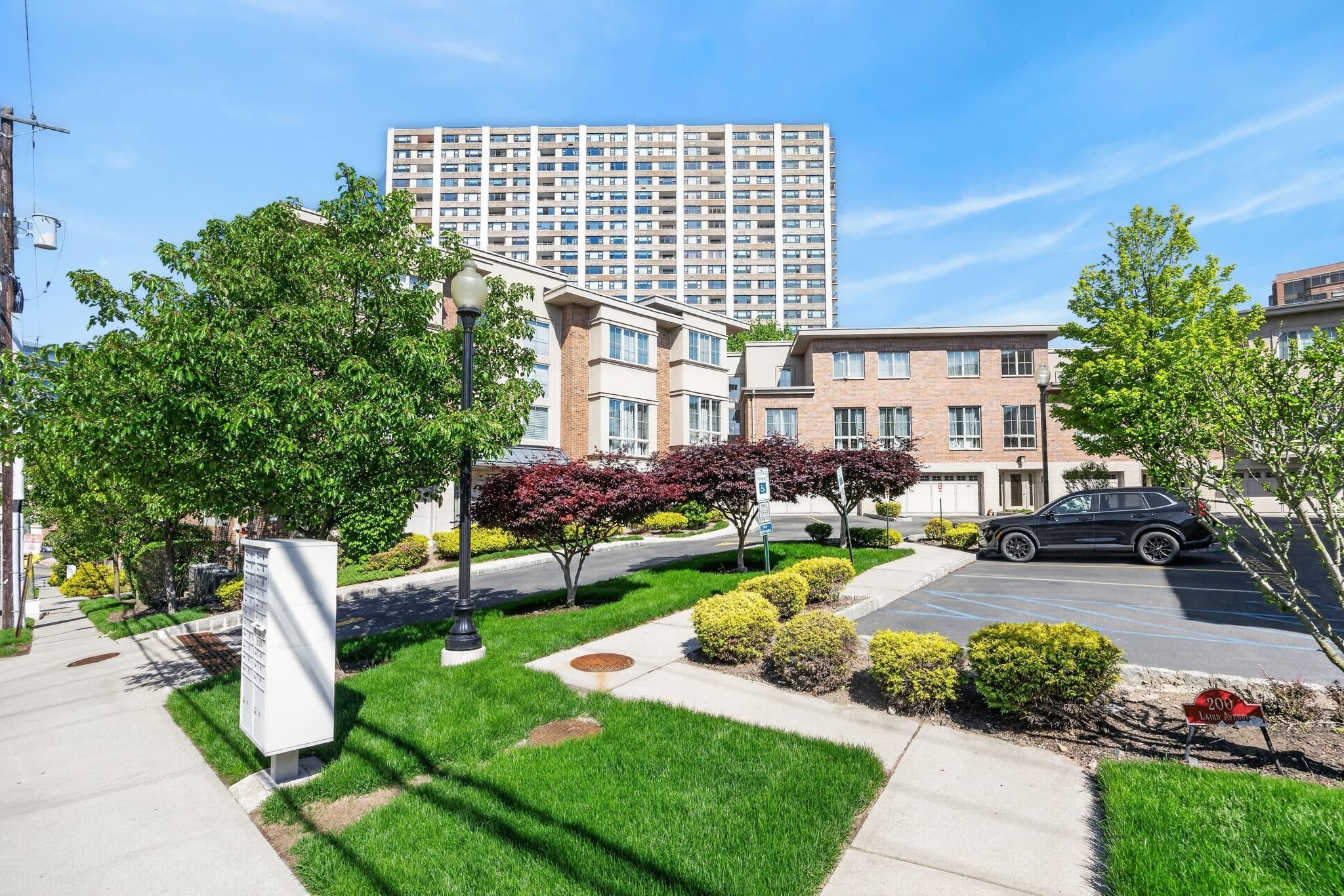 200 LAIRD AVE - Photo 4