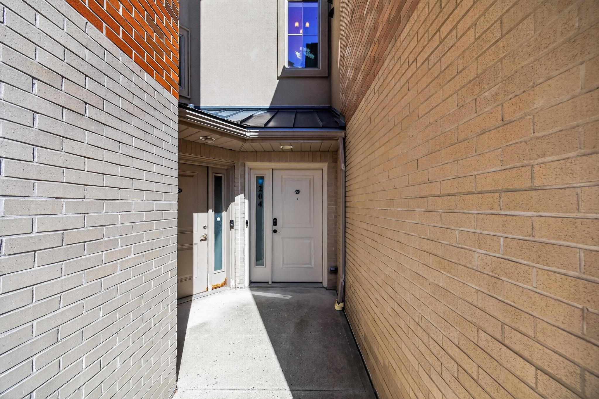 200 LAIRD AVE - Photo 5