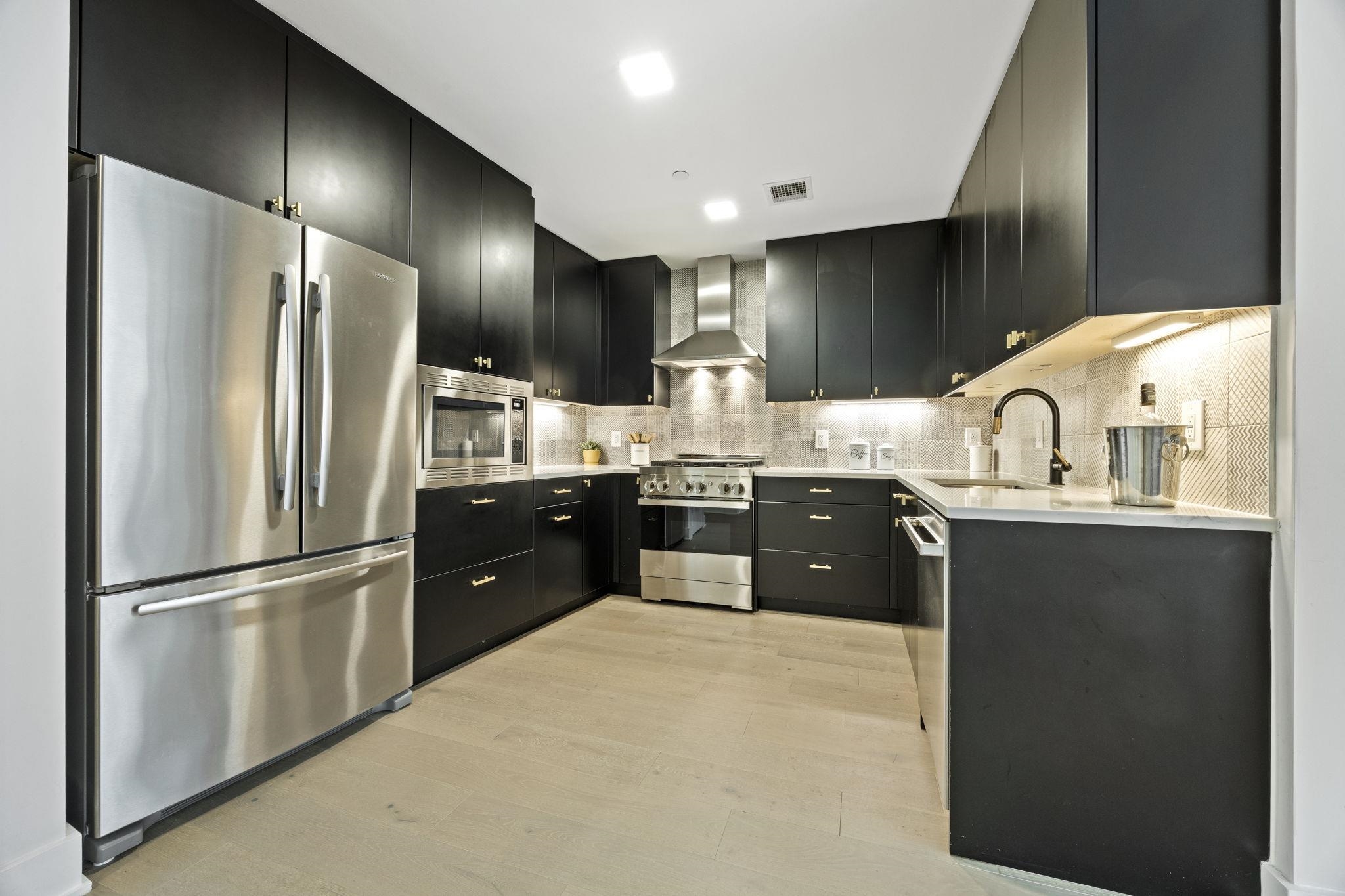 202 MERSELES ST - Photo 2