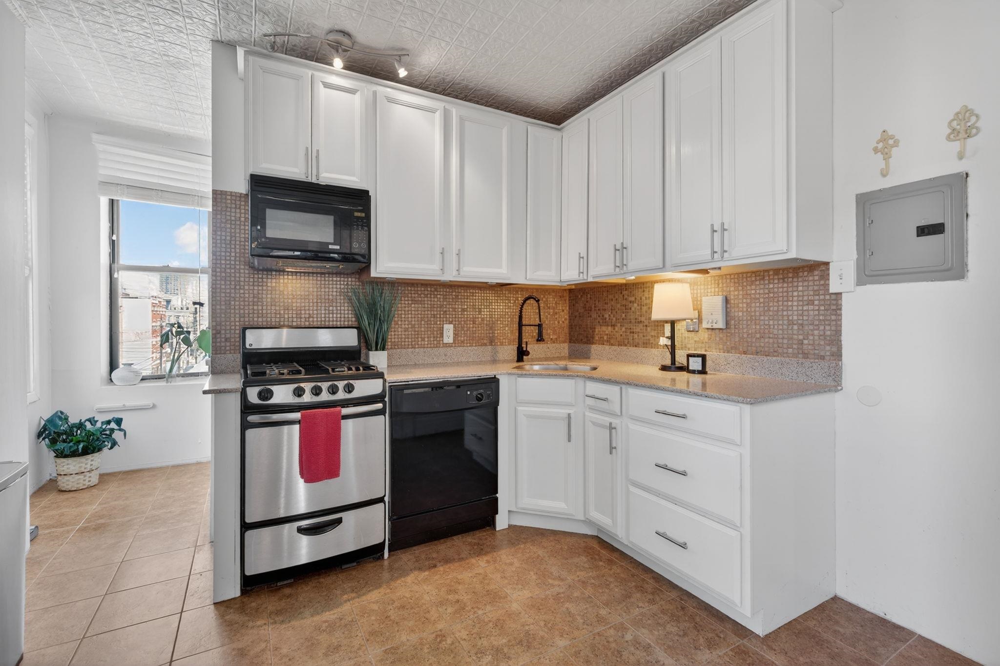 133 MADISON ST - Photo 4