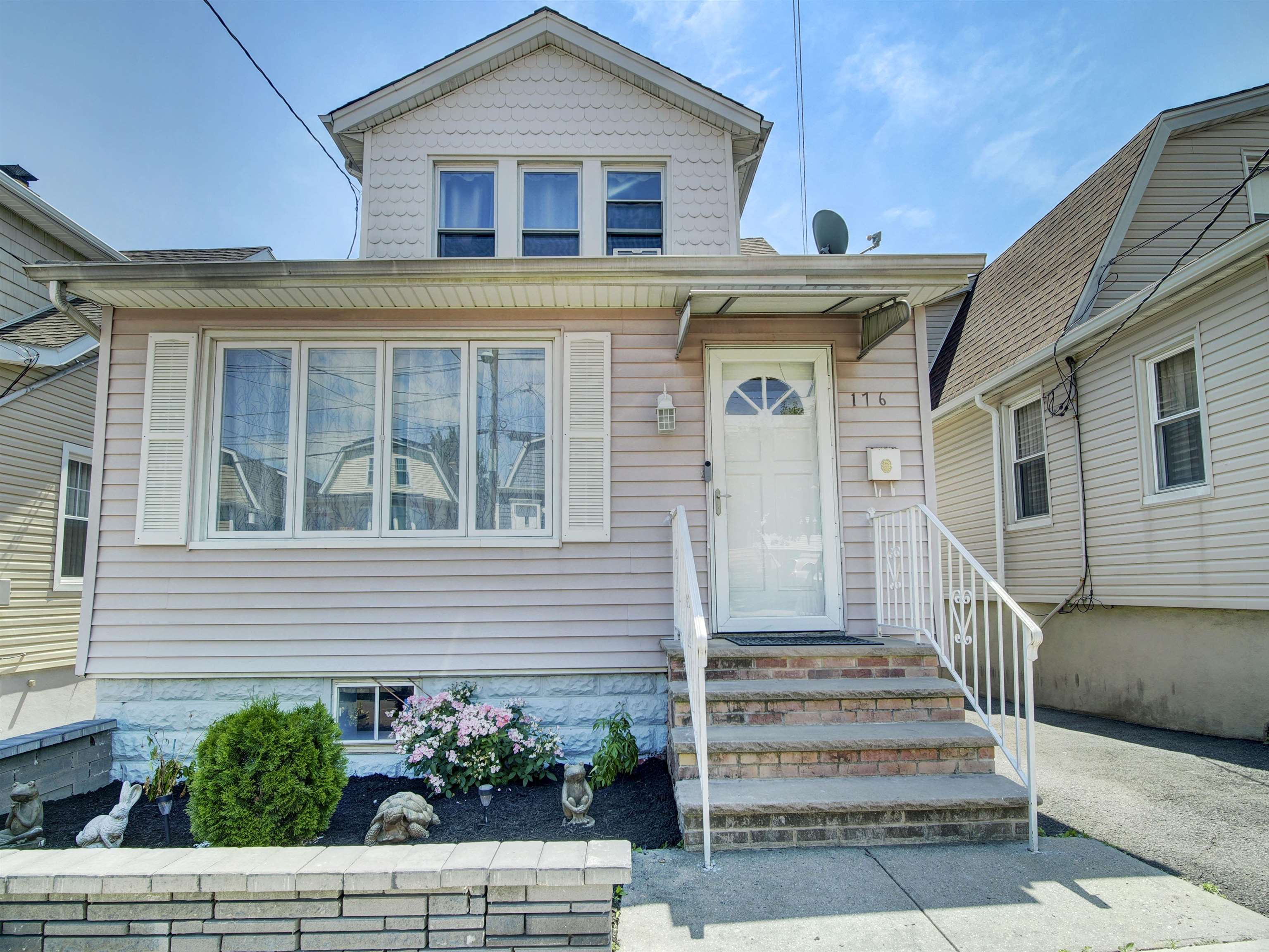 176 FOREST ST - Photo 2