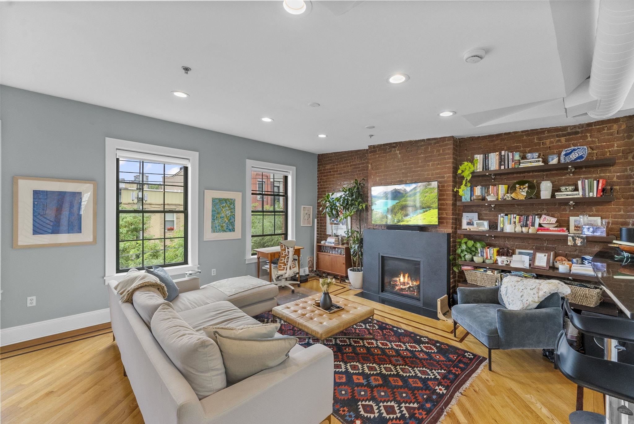121 BLOOMFIELD ST - Photo 2