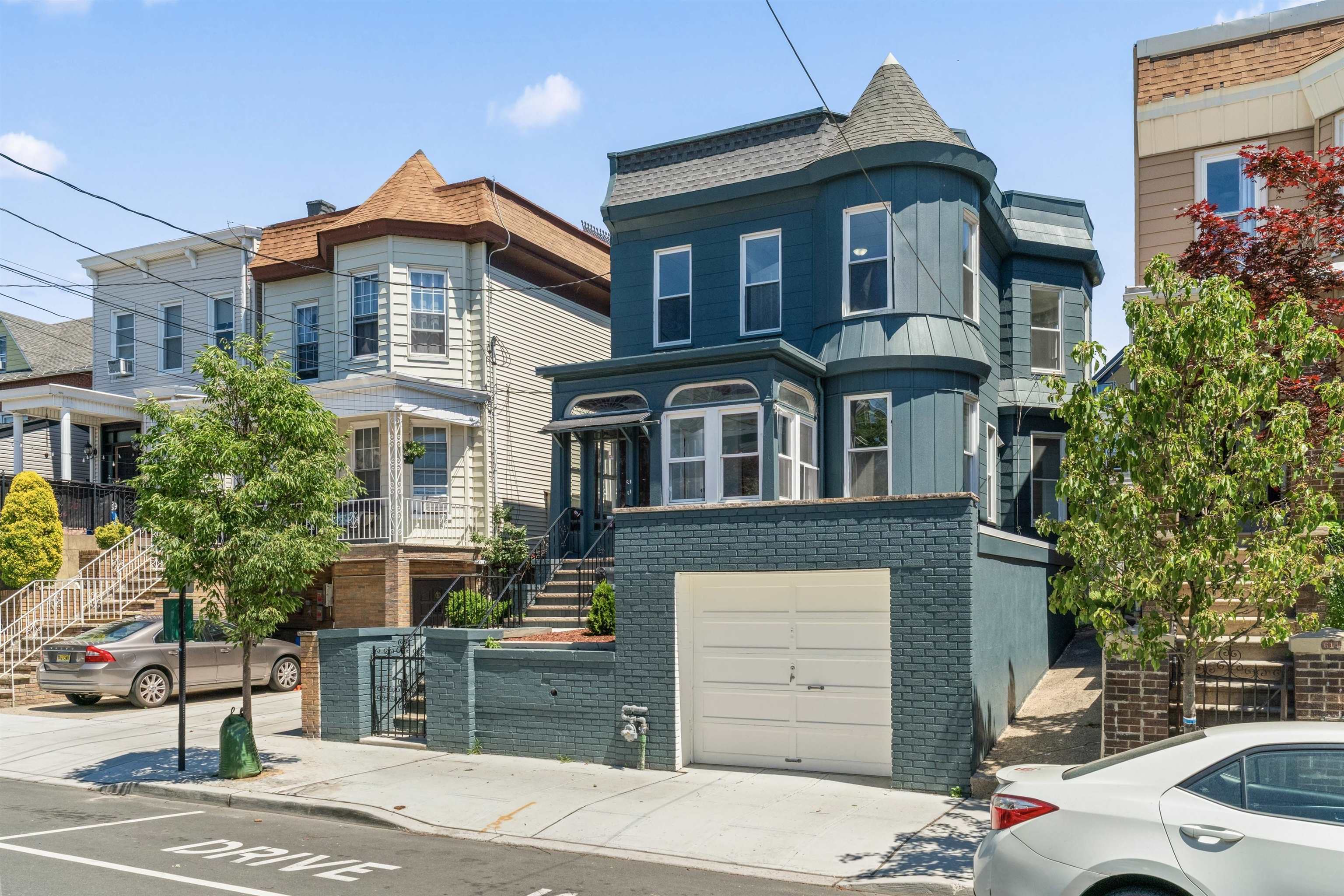 616 16TH ST - Photo 2