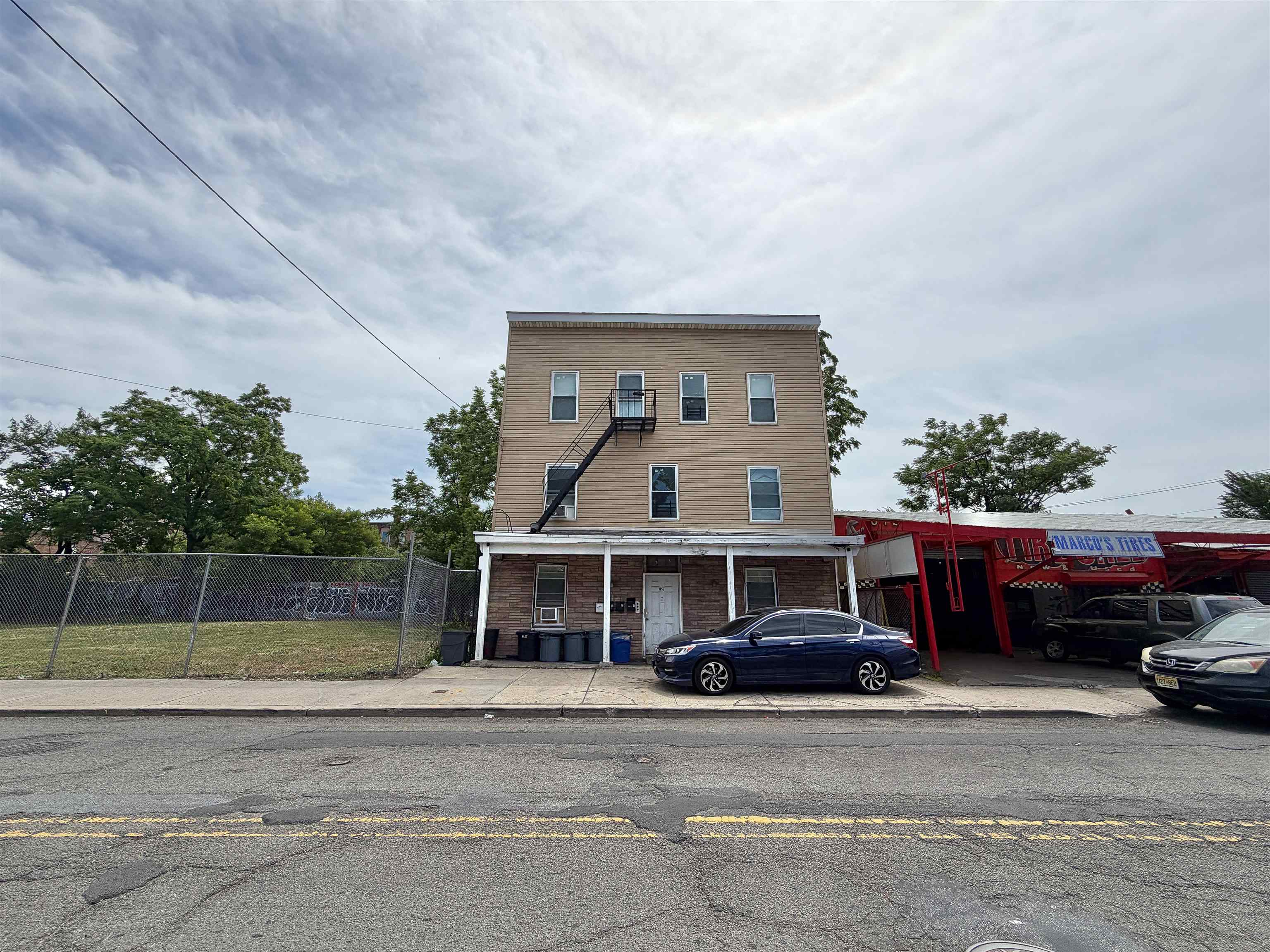1052 GARFIELD AVE - Photo 2