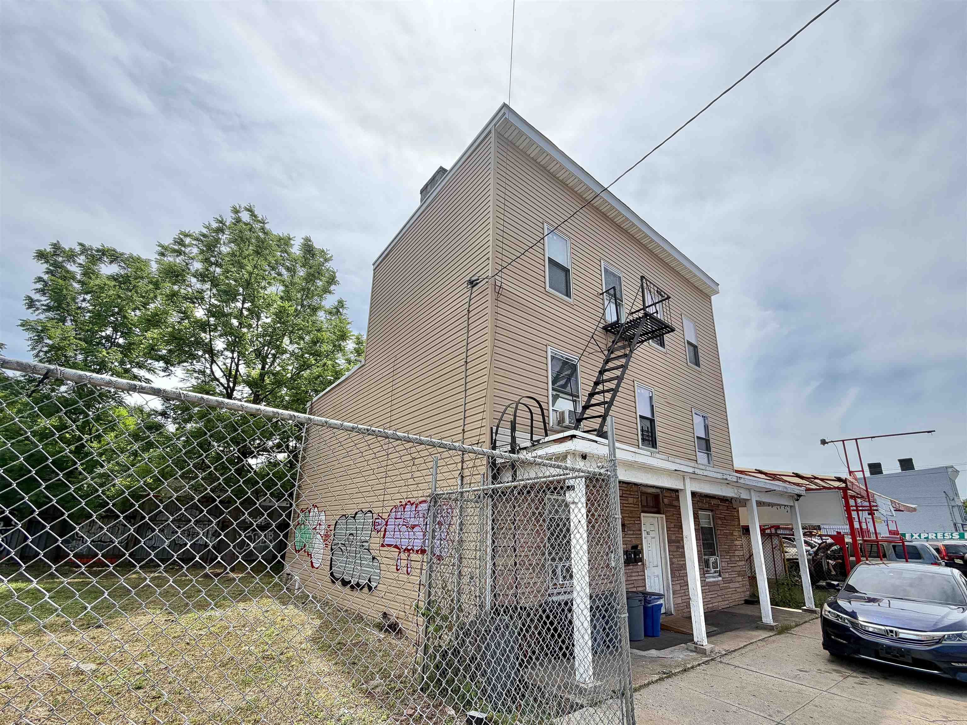 1052 GARFIELD AVE - Photo 3