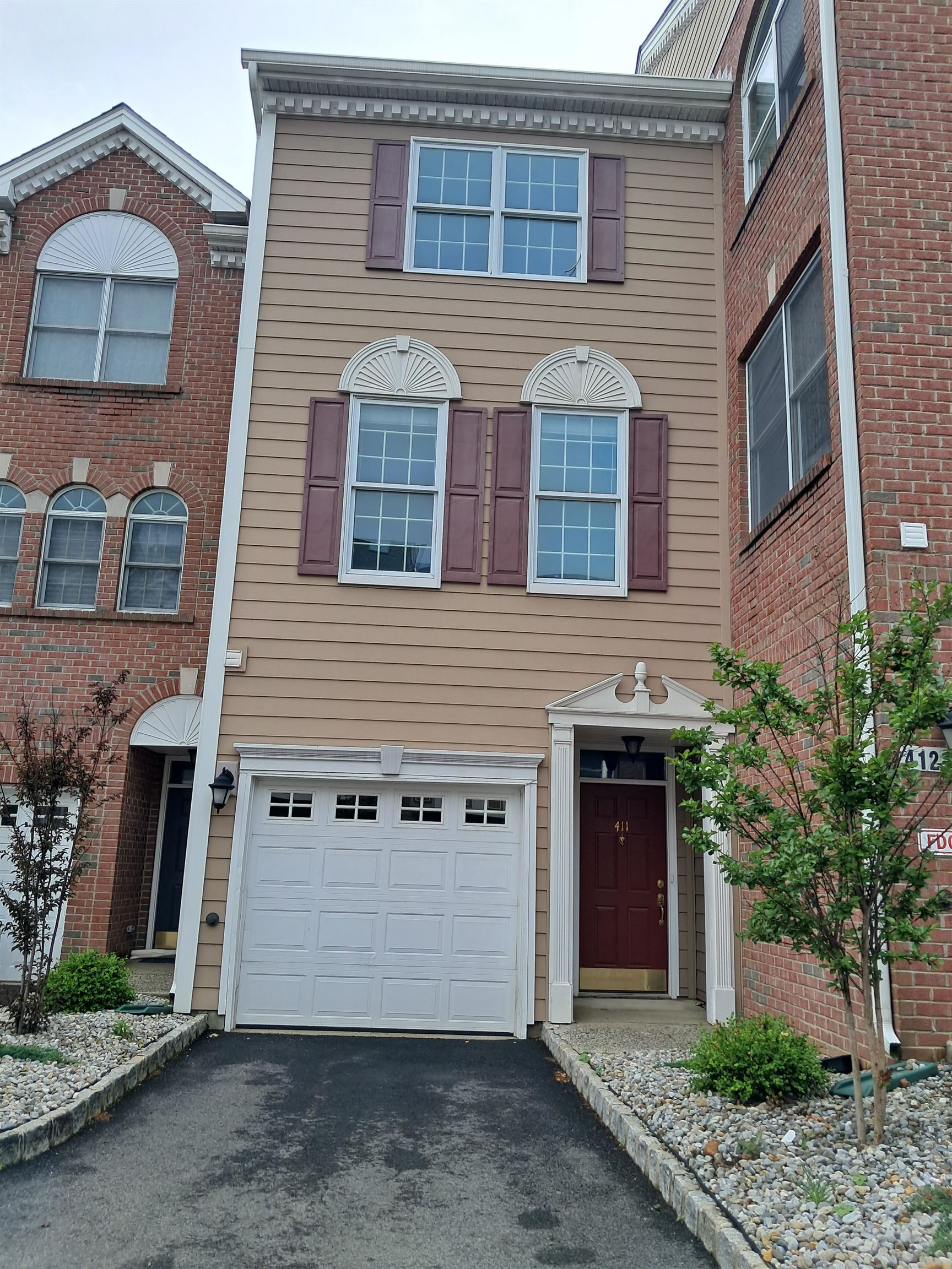 411 NEWBURGH CT - Photo 2