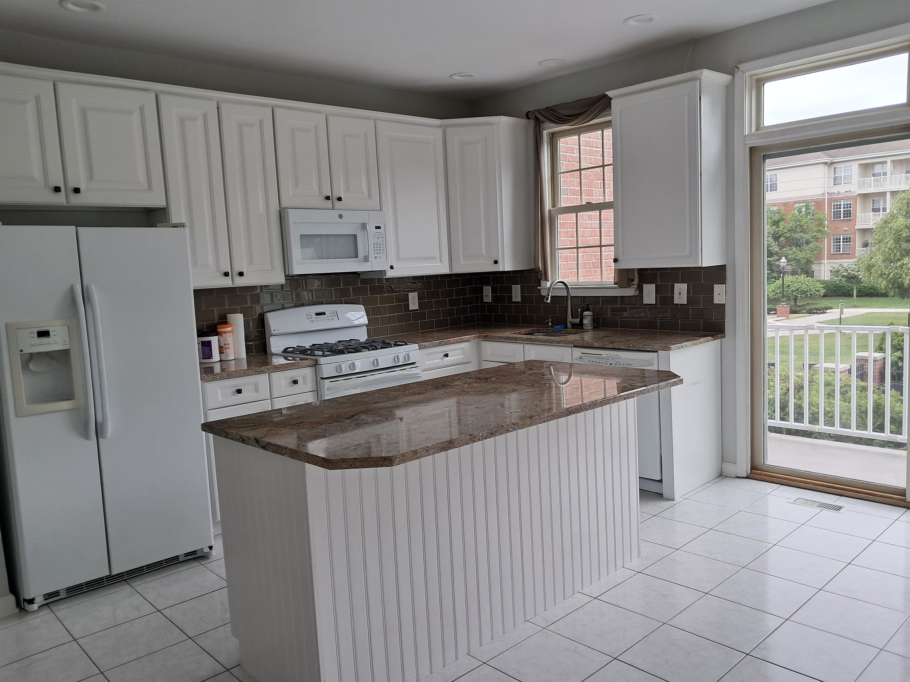 411 NEWBURGH CT - Photo 3