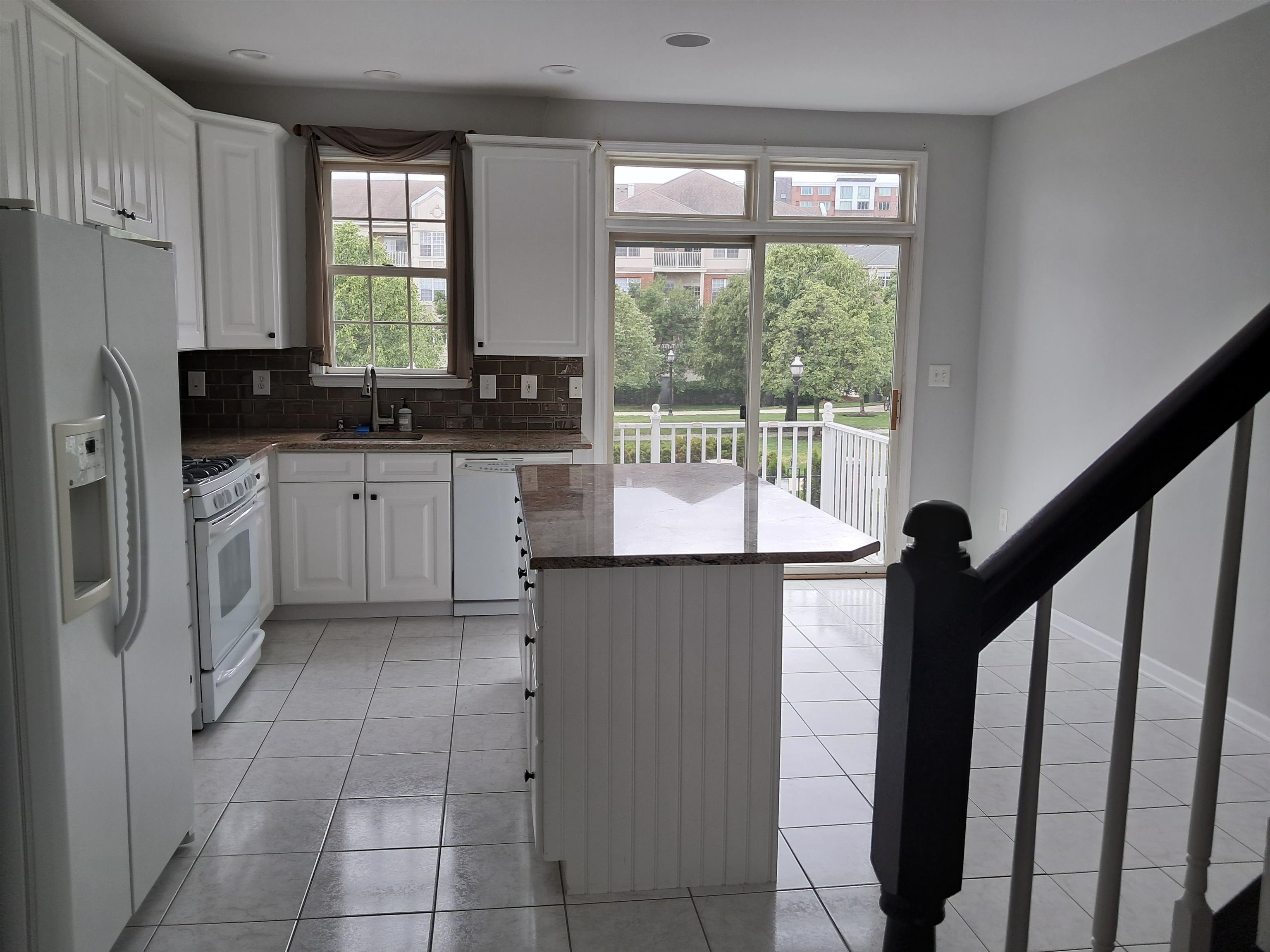 411 NEWBURGH CT - Photo 4
