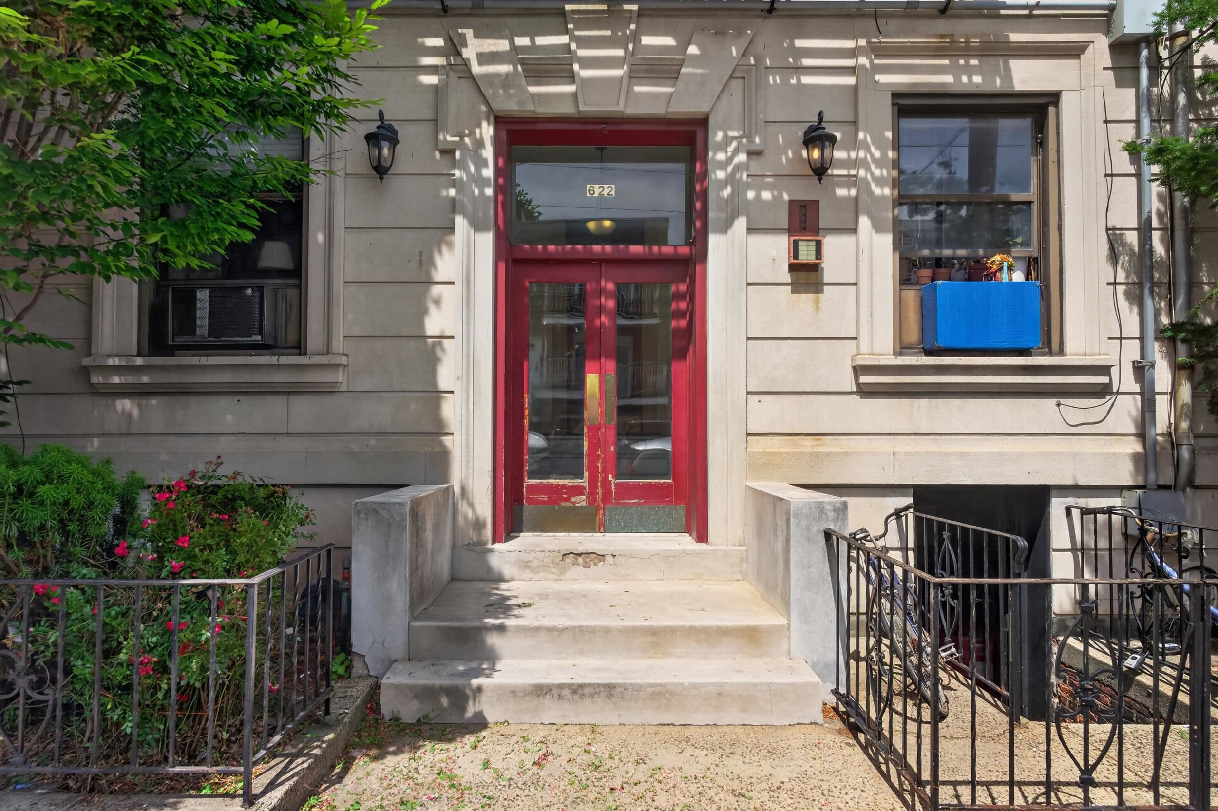622 PARK AVE - Photo 2