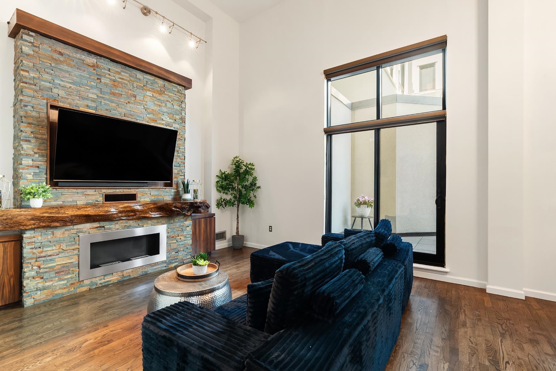 518 GREGORY AVE - Photo 2