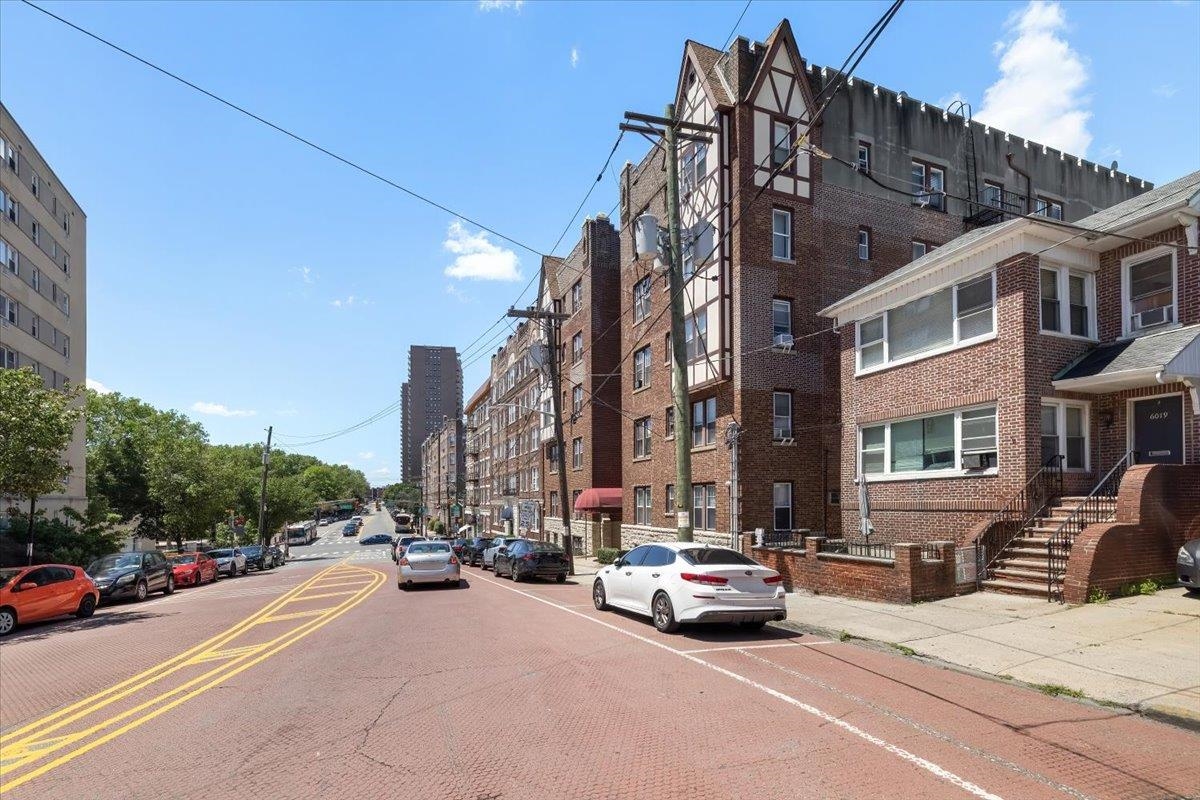 6015 BLVD EAST - Photo 3