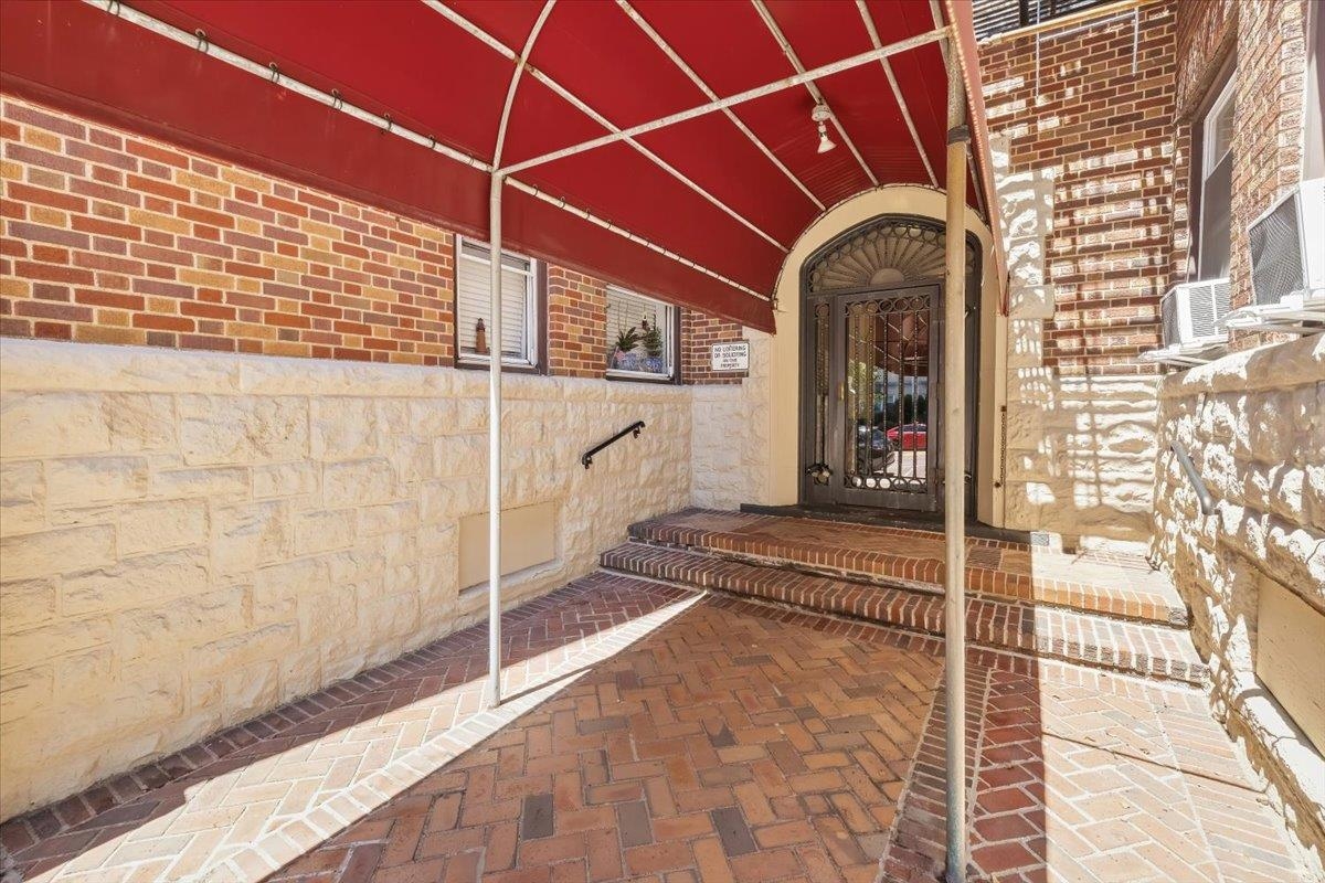 6015 BLVD EAST - Photo 4