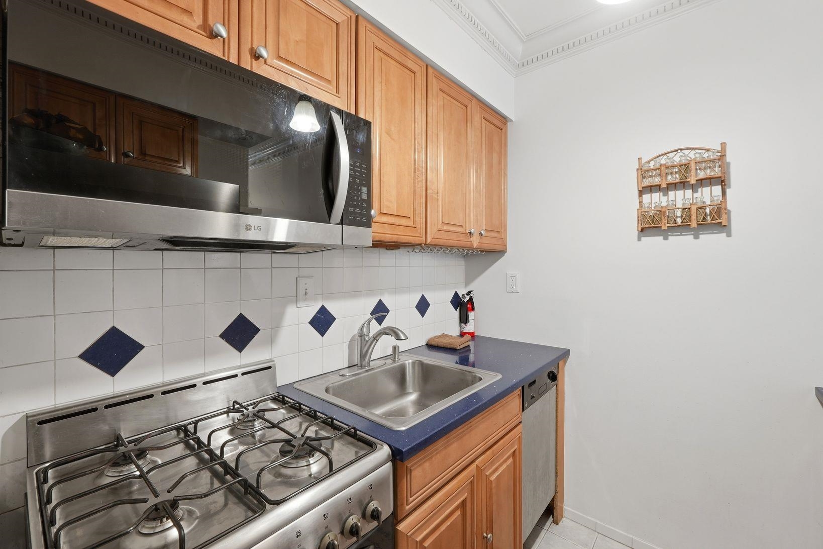 278 MONMOUTH ST - Photo 4