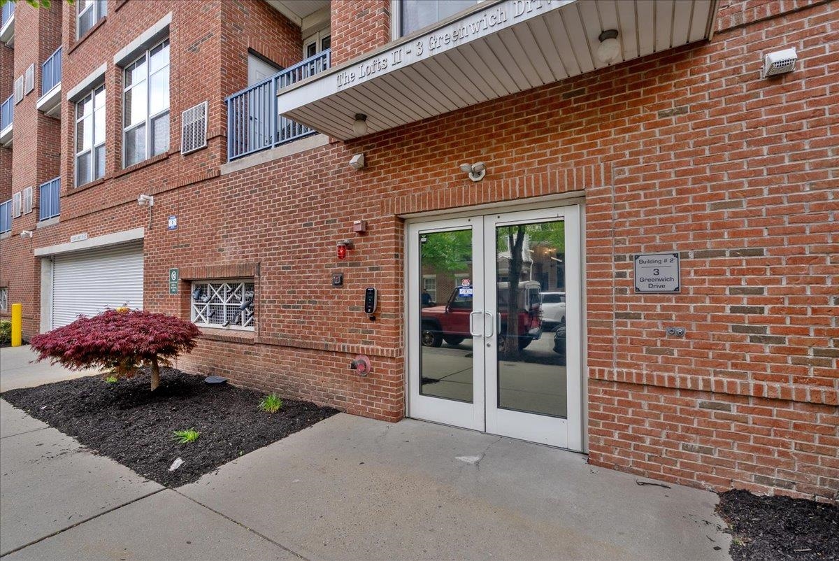 3 GREENWICH DR - Photo 2