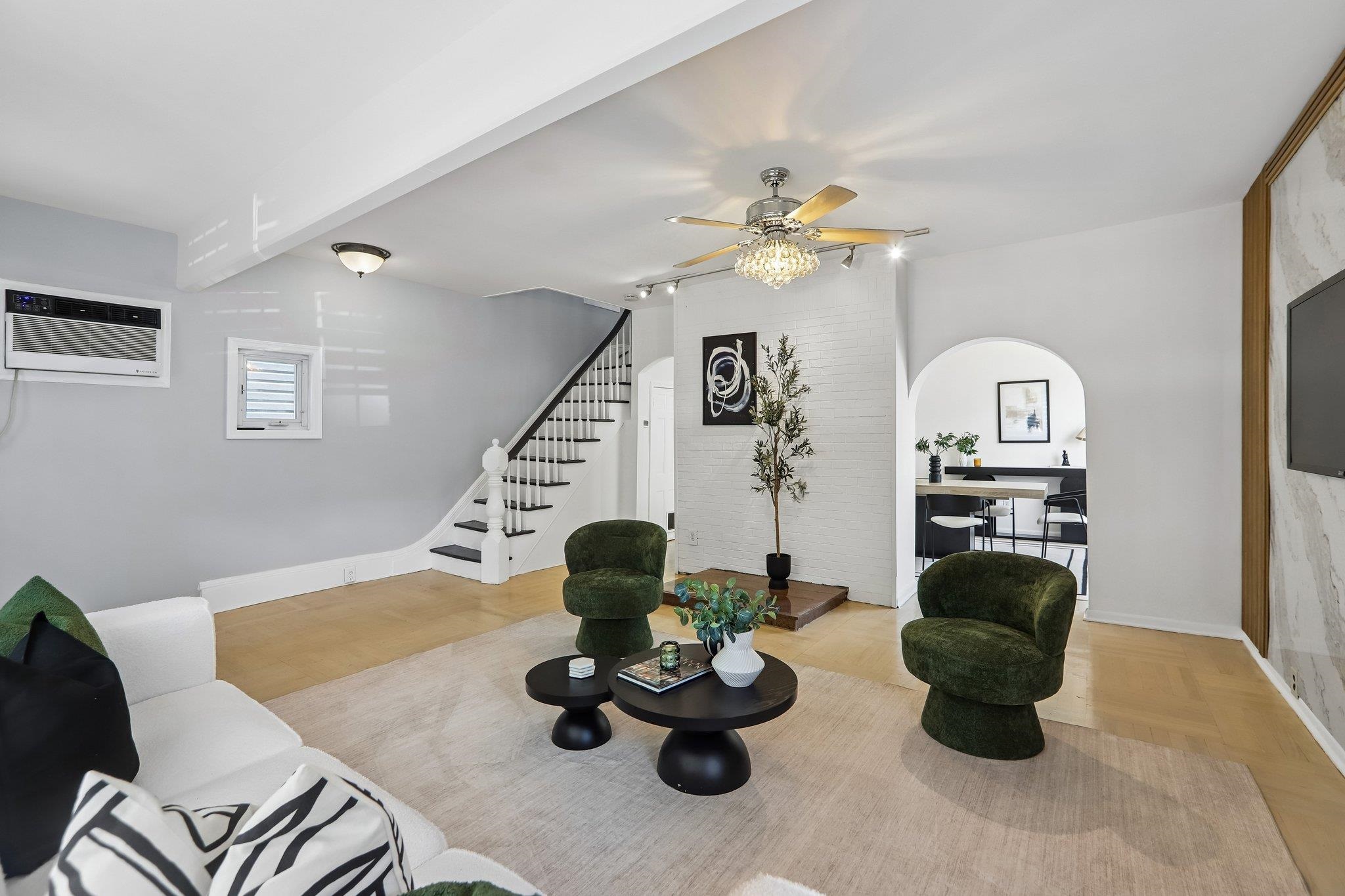 310 CENTRE AVE - Photo 4
