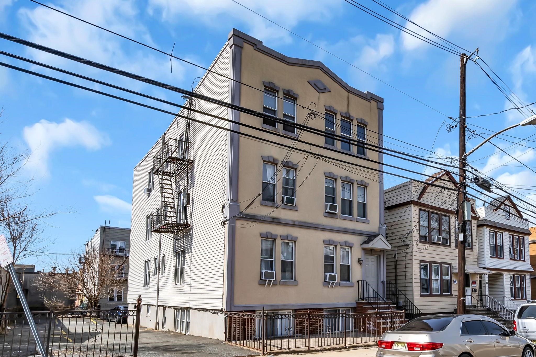 305 CATOR AVE - Photo 2