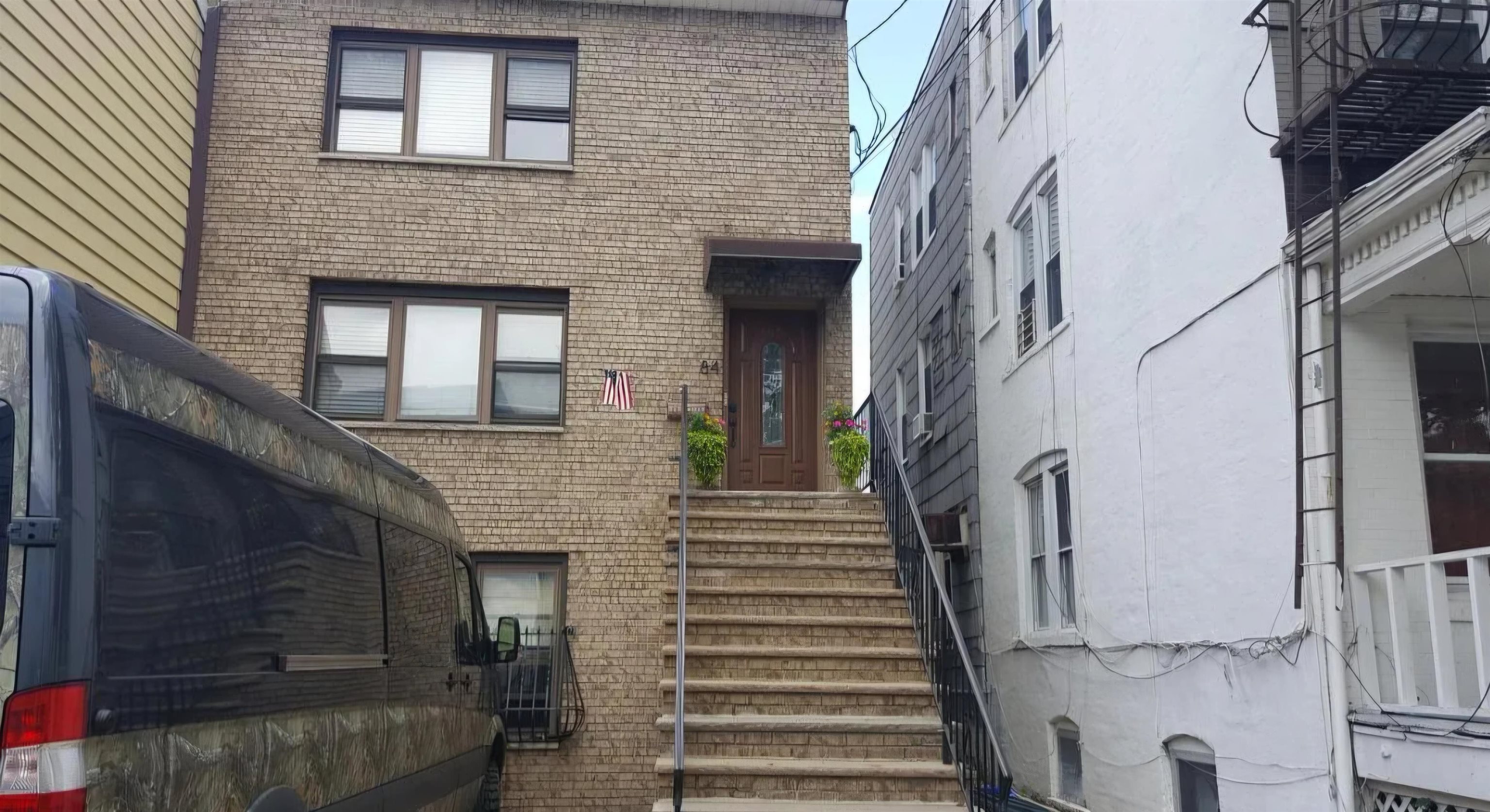 84 LAIDLAW AVE - Photo 2