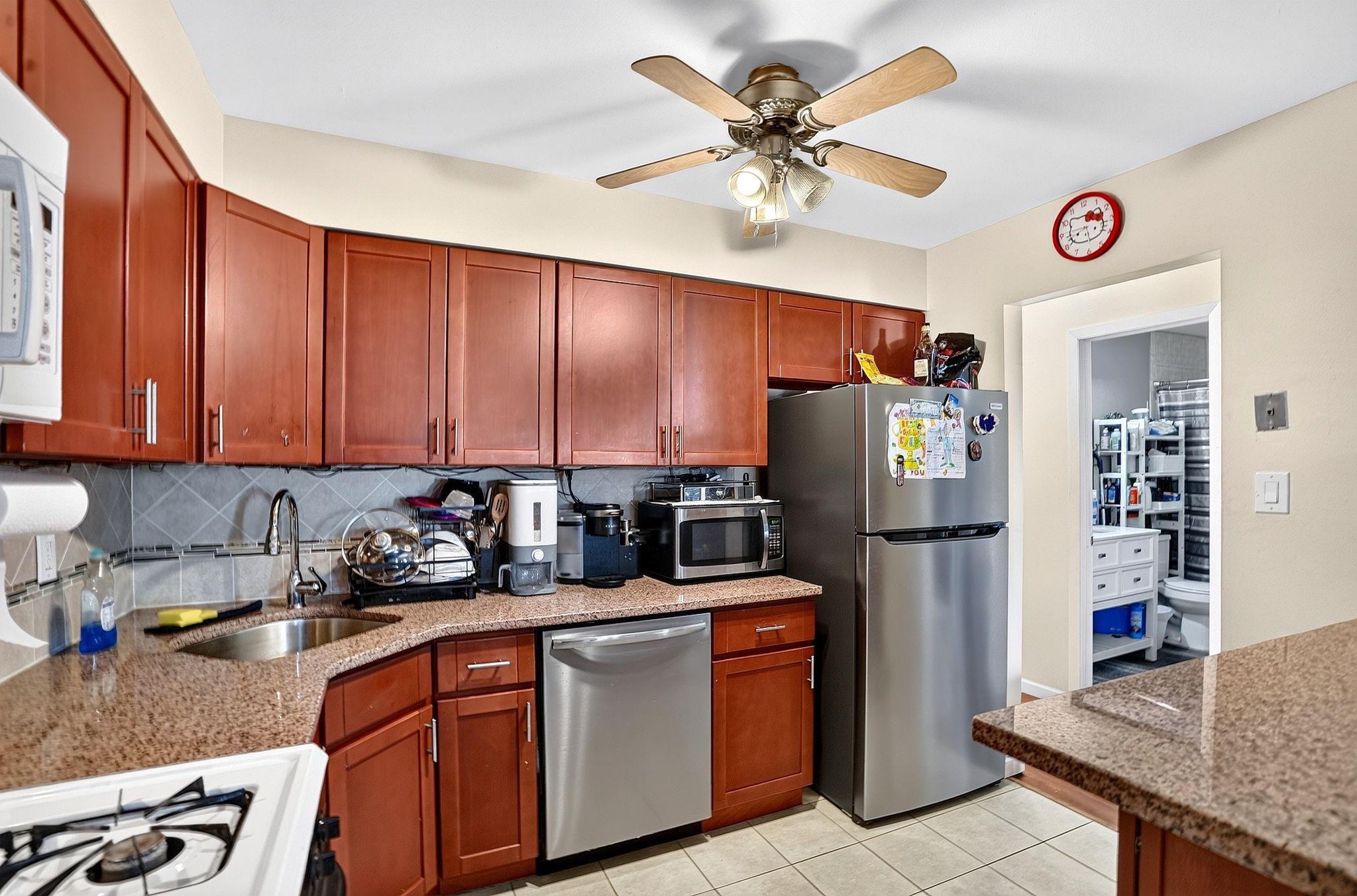 502 AVENUE C - Photo 2
