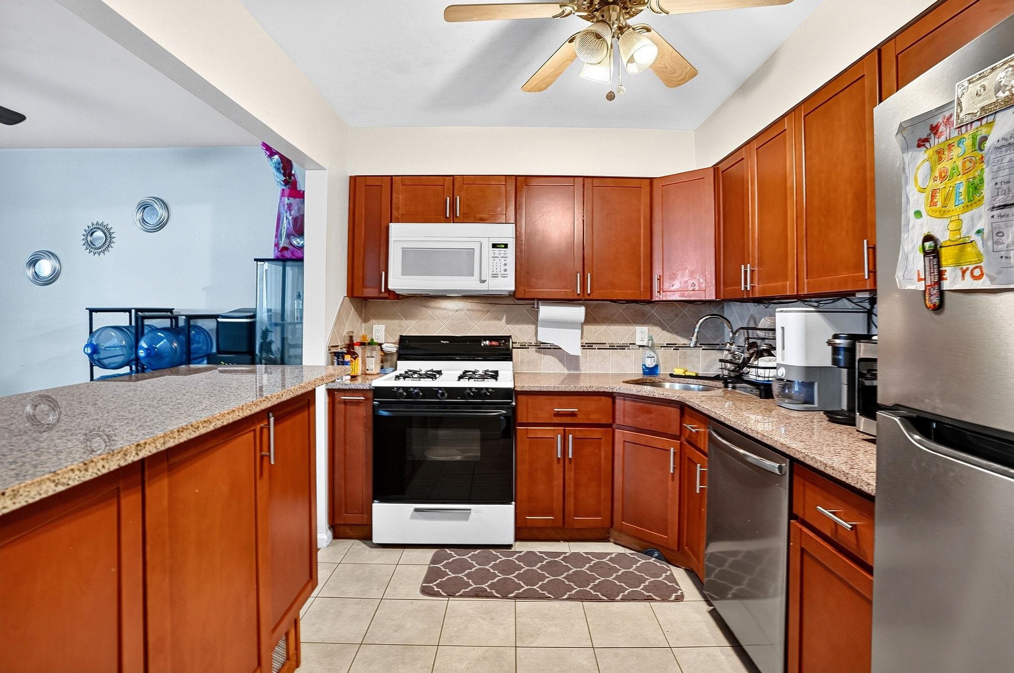 502 AVENUE C - Photo 3
