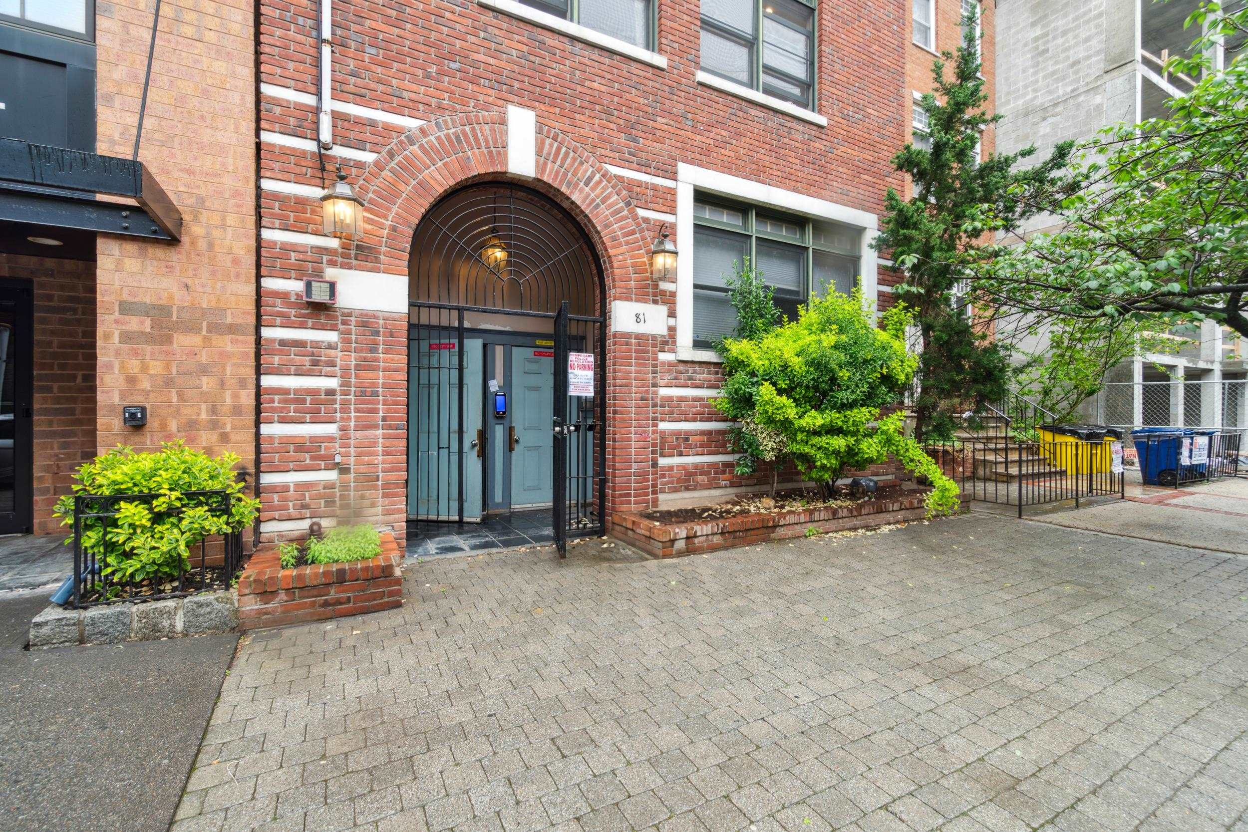 81 MONROE ST - Photo 2