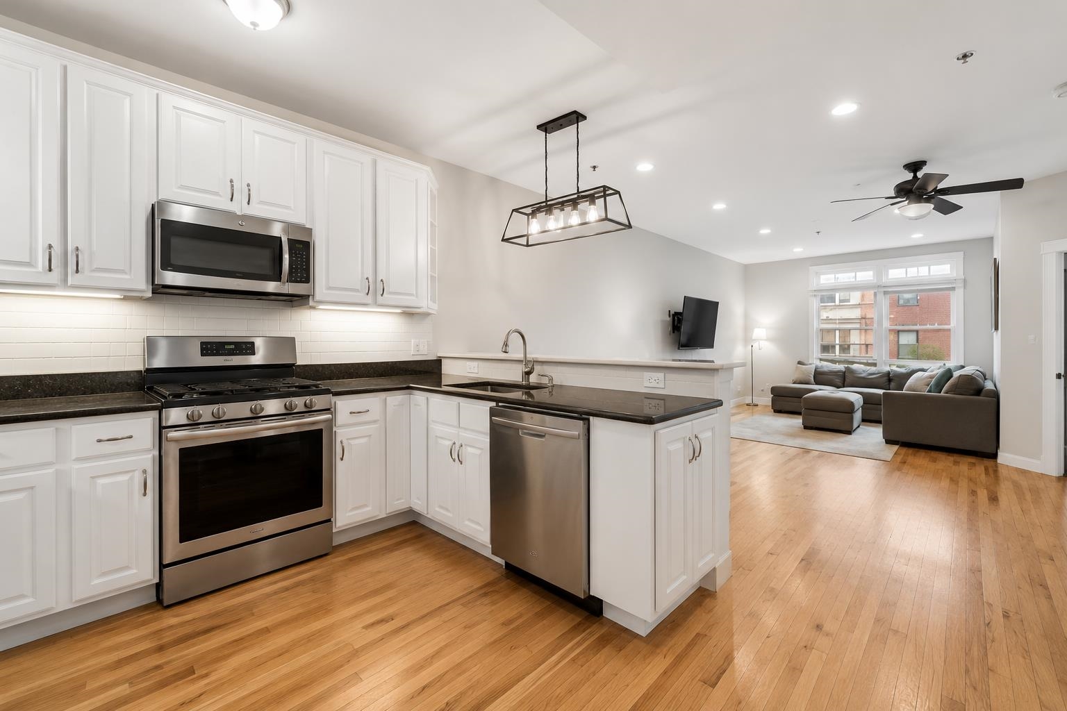 81 MONROE ST - Photo 3