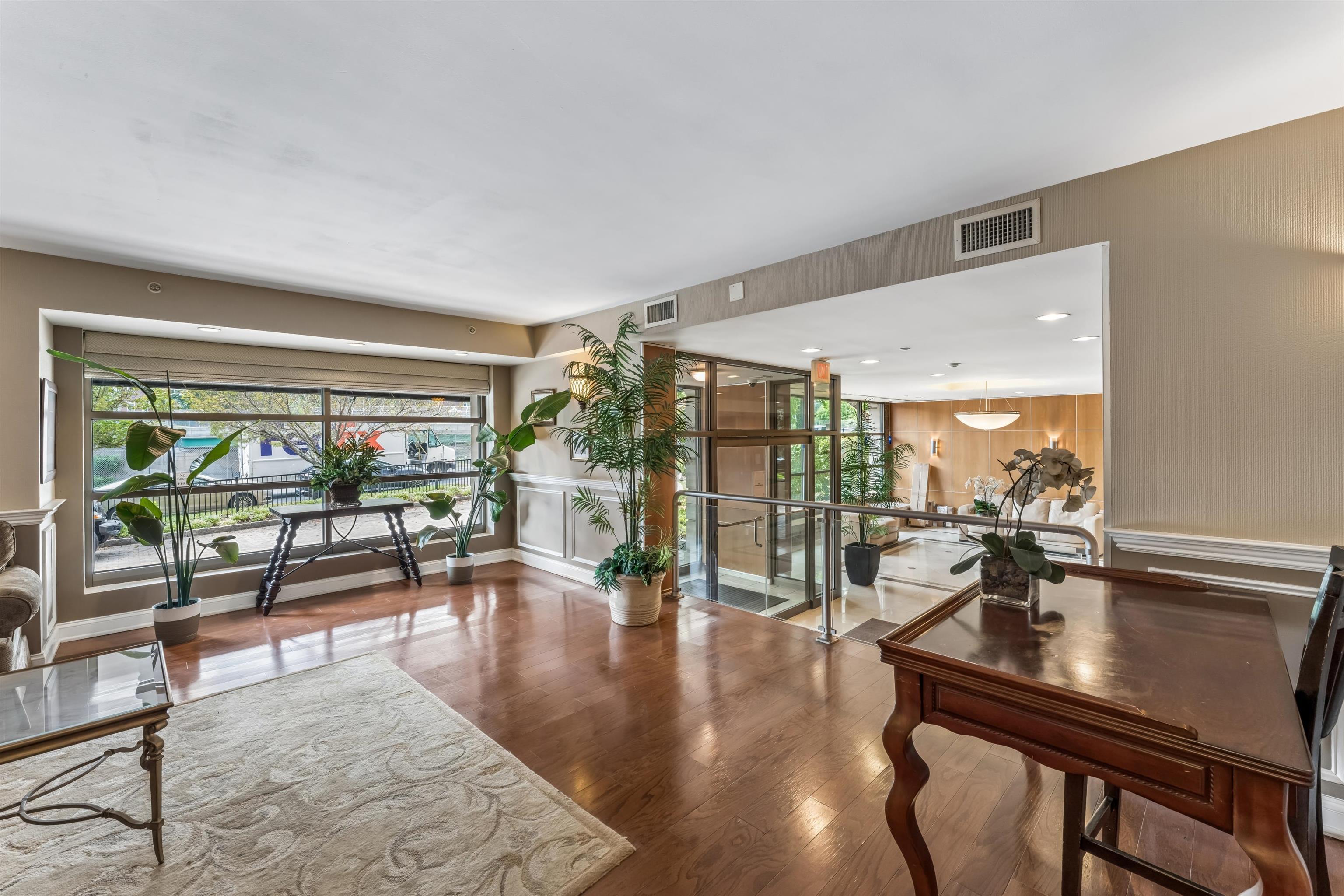 60 PARKWAY DR #1M