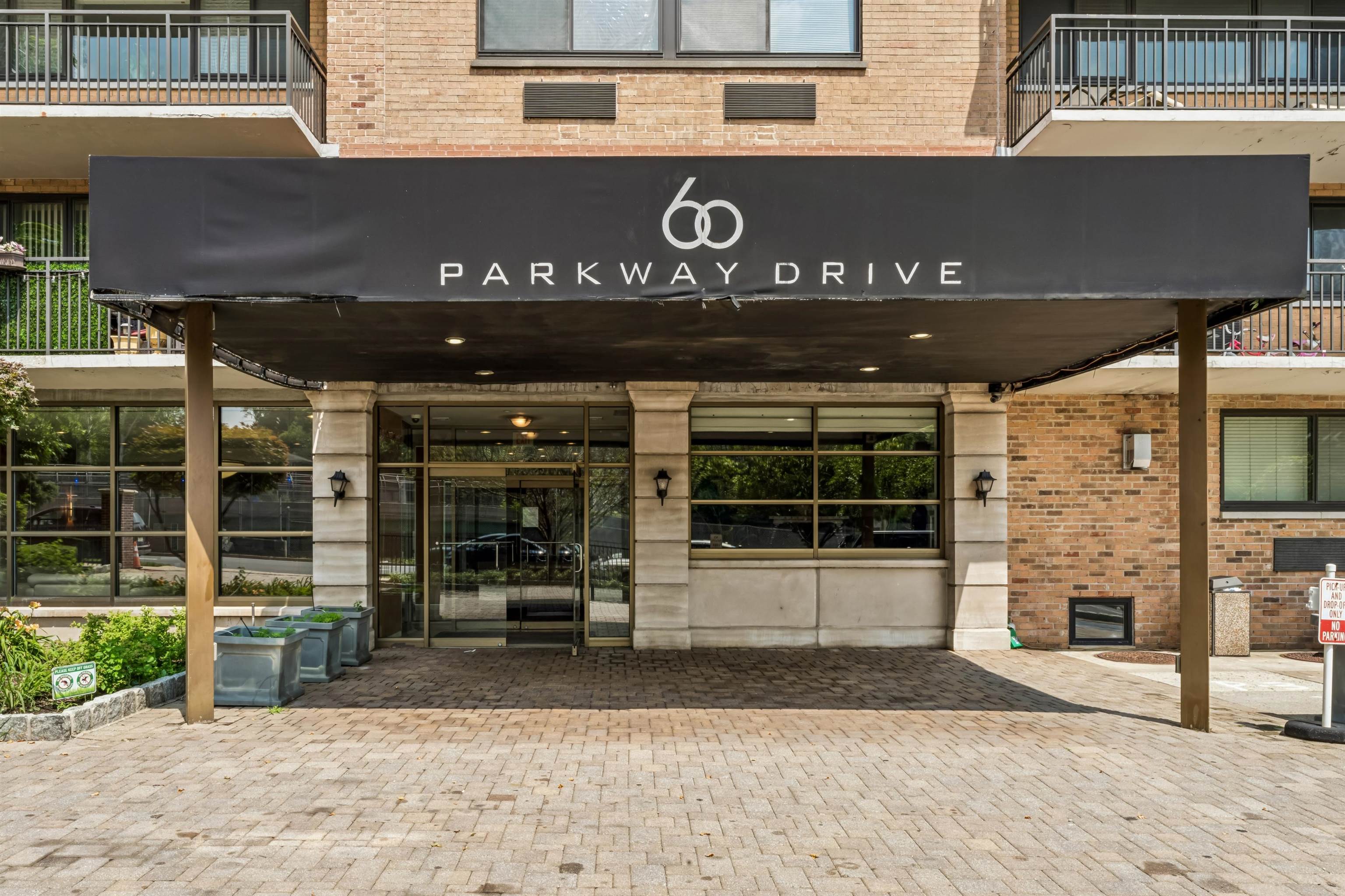 60 PARKWAY DR #1M