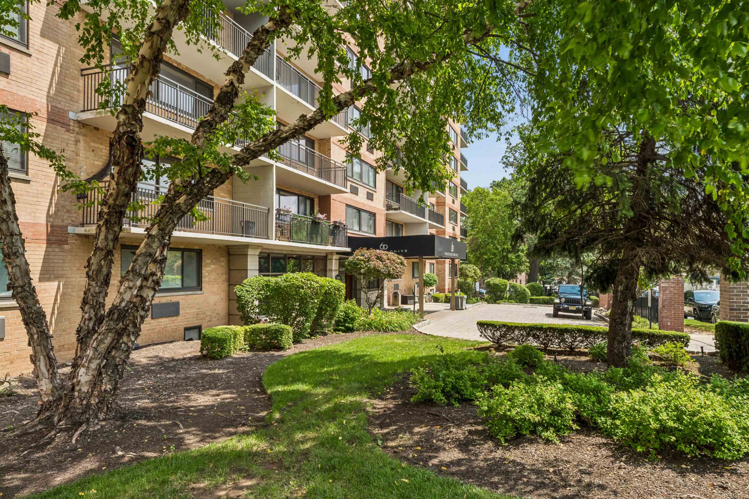 60 PARKWAY DR #1M