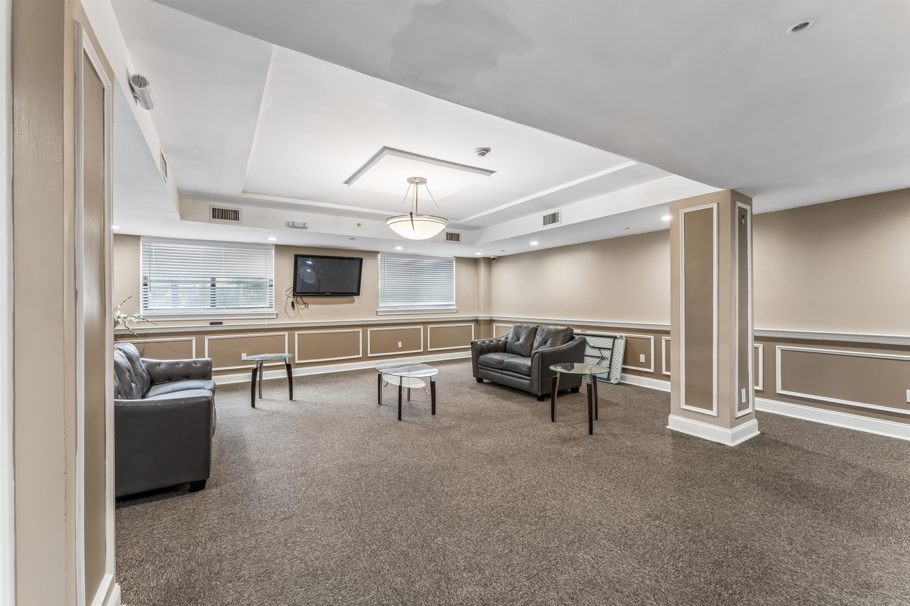 60 PARKWAY DR #1M