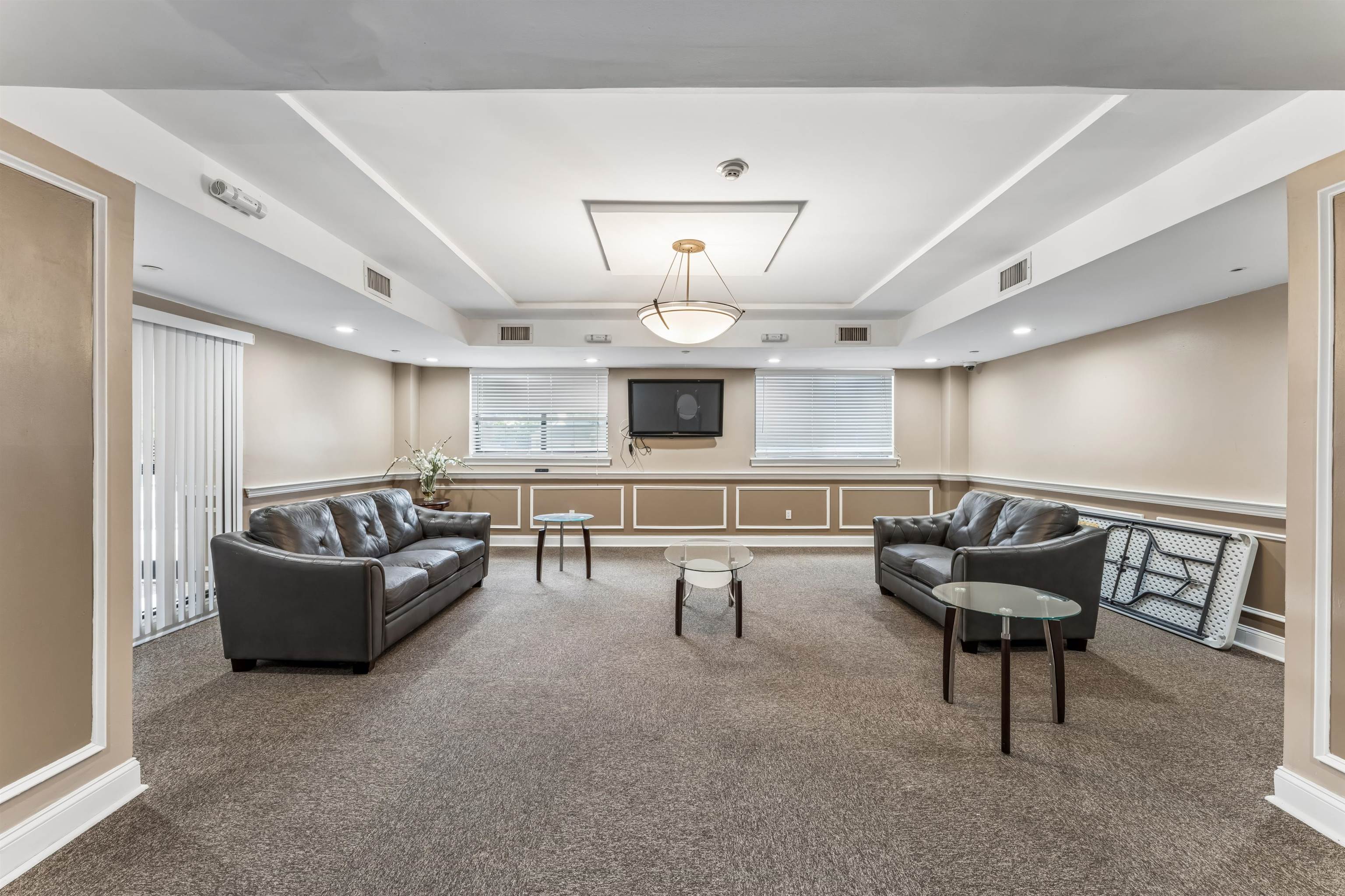 60 PARKWAY DR #1M