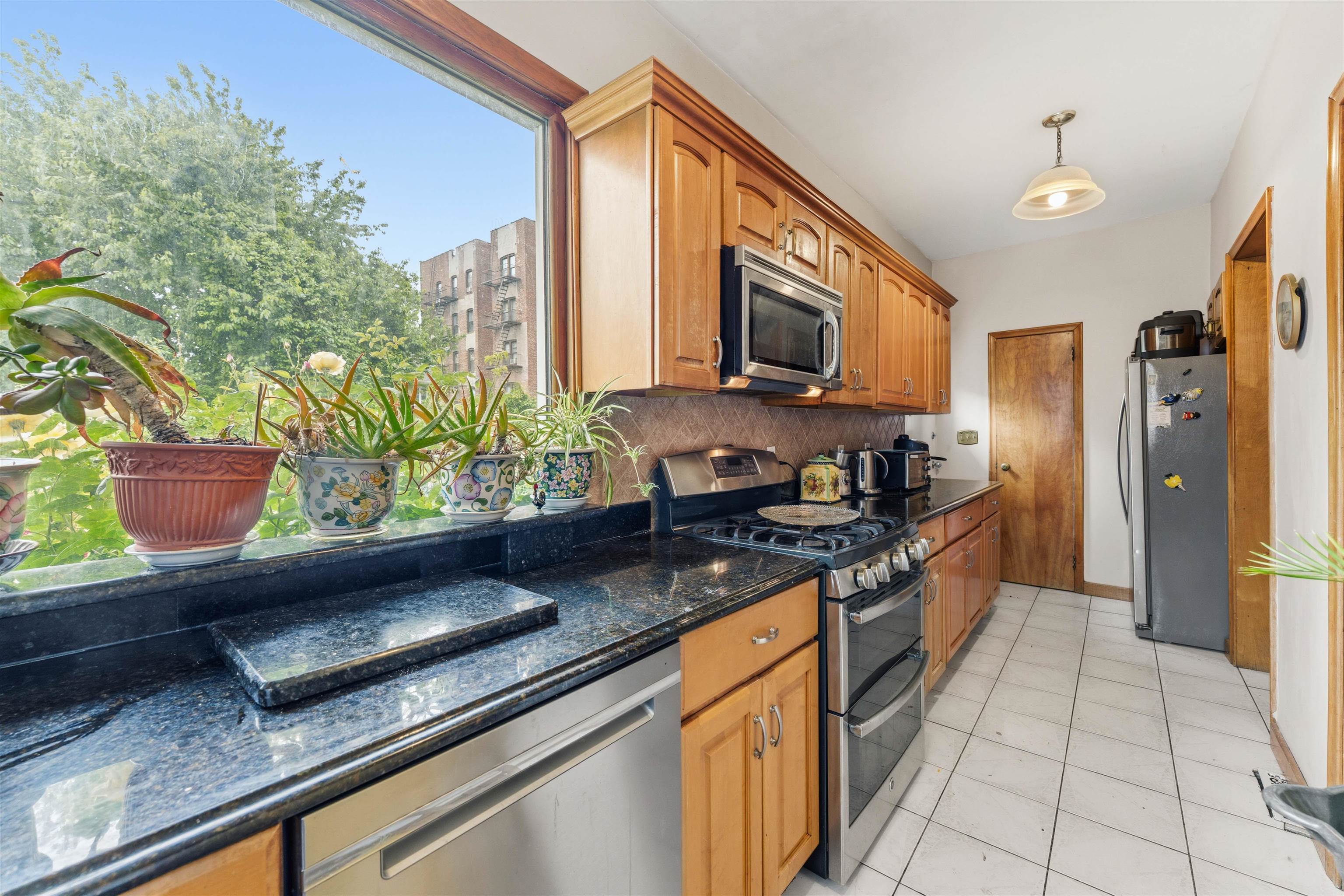 17 77TH ST