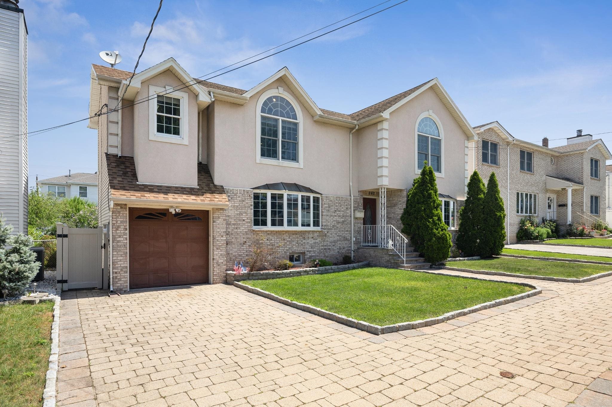 262 GRACE AVE - Photo 2