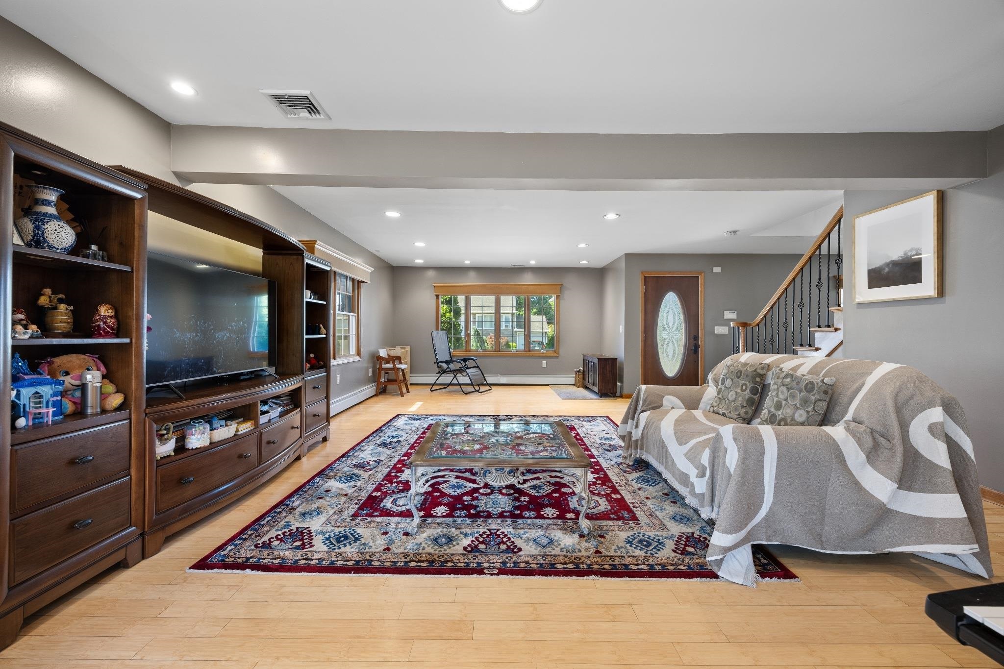 262 GRACE AVE - Photo 3