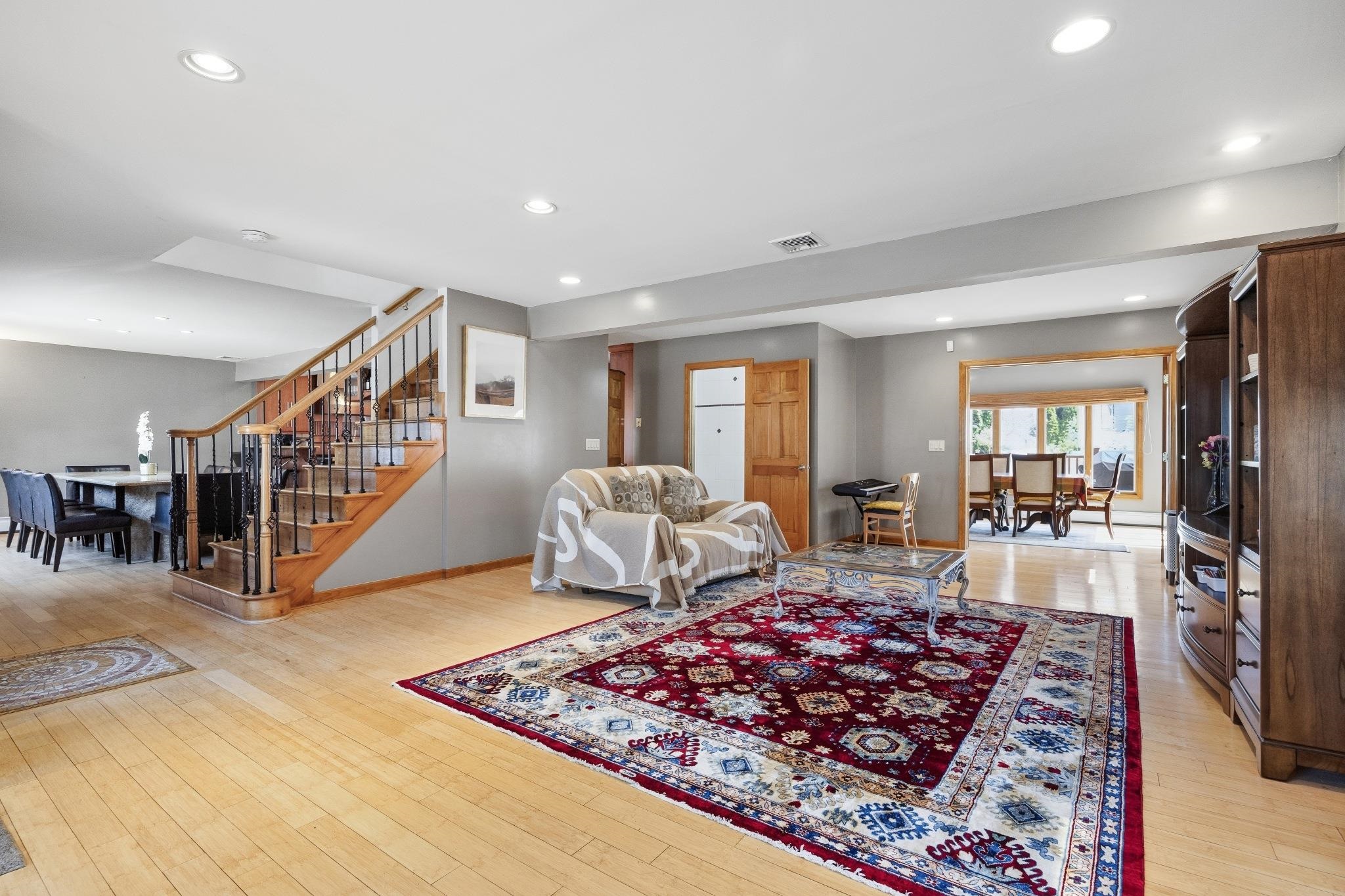 262 GRACE AVE - Photo 4