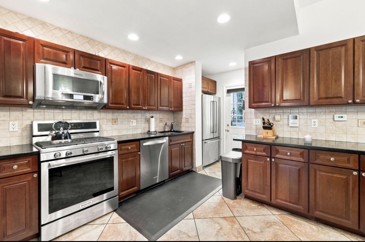 87 SHERMAN PL