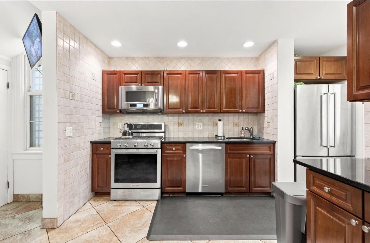 87 SHERMAN PL