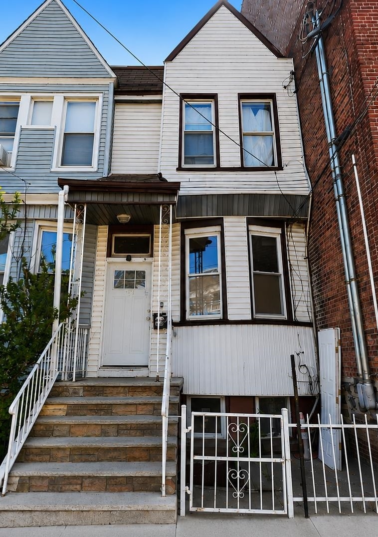 62 VAN REYPEN ST