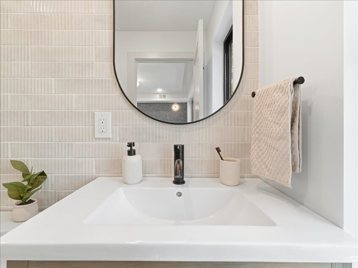 62 GARDNER AVE #3