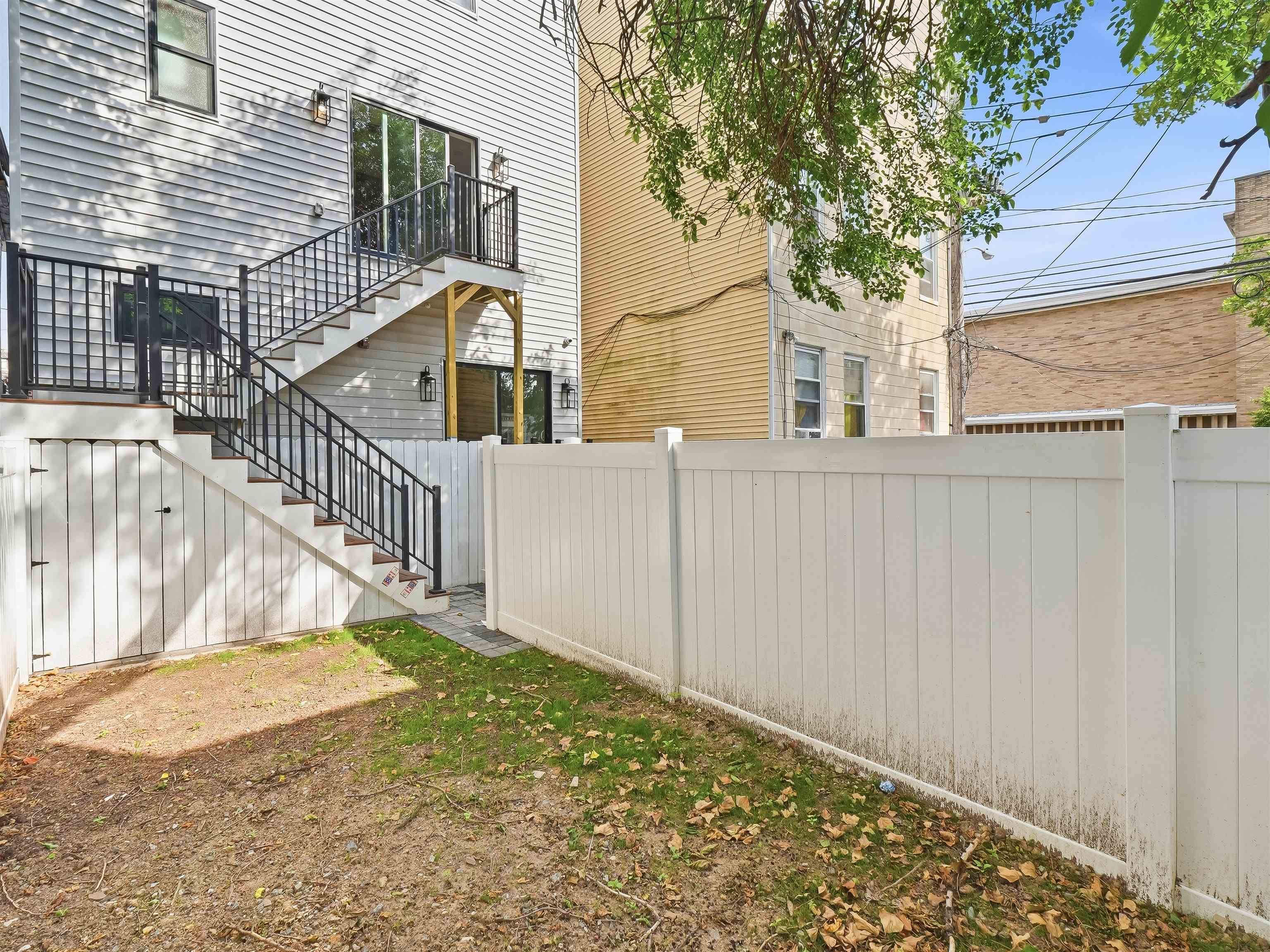 1123 SUMMIT AVE #201