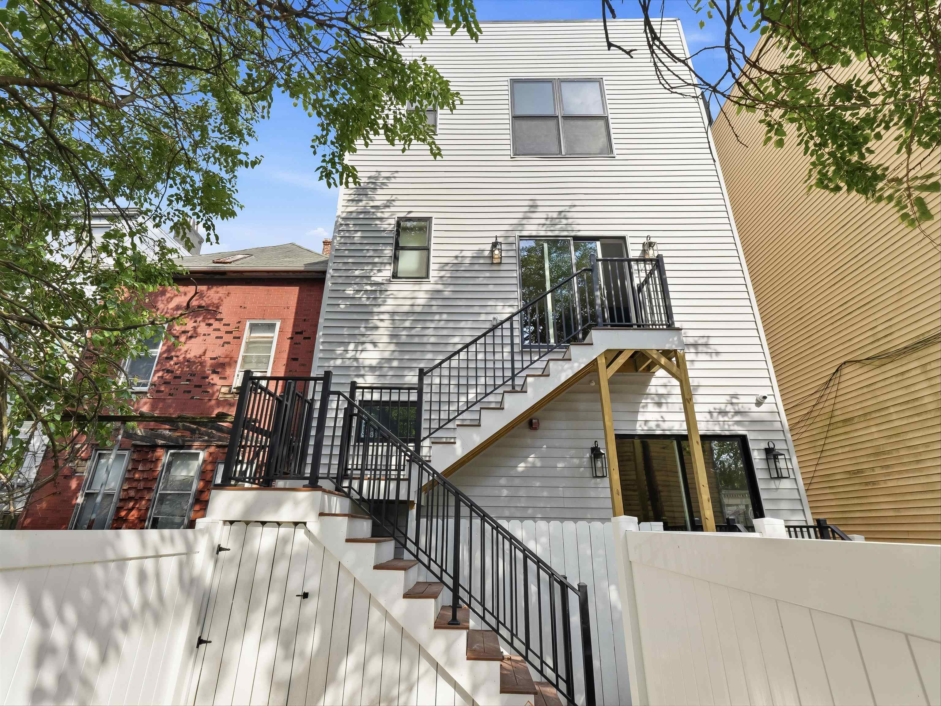 1123 SUMMIT AVE #201