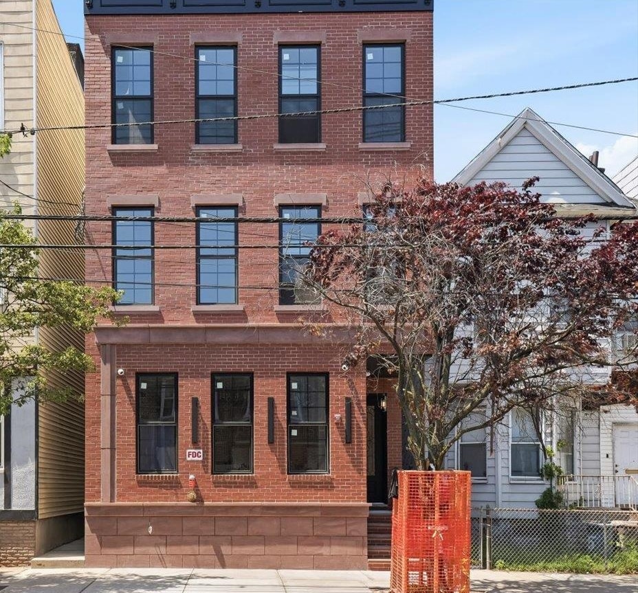 1123 SUMMIT AVE #201