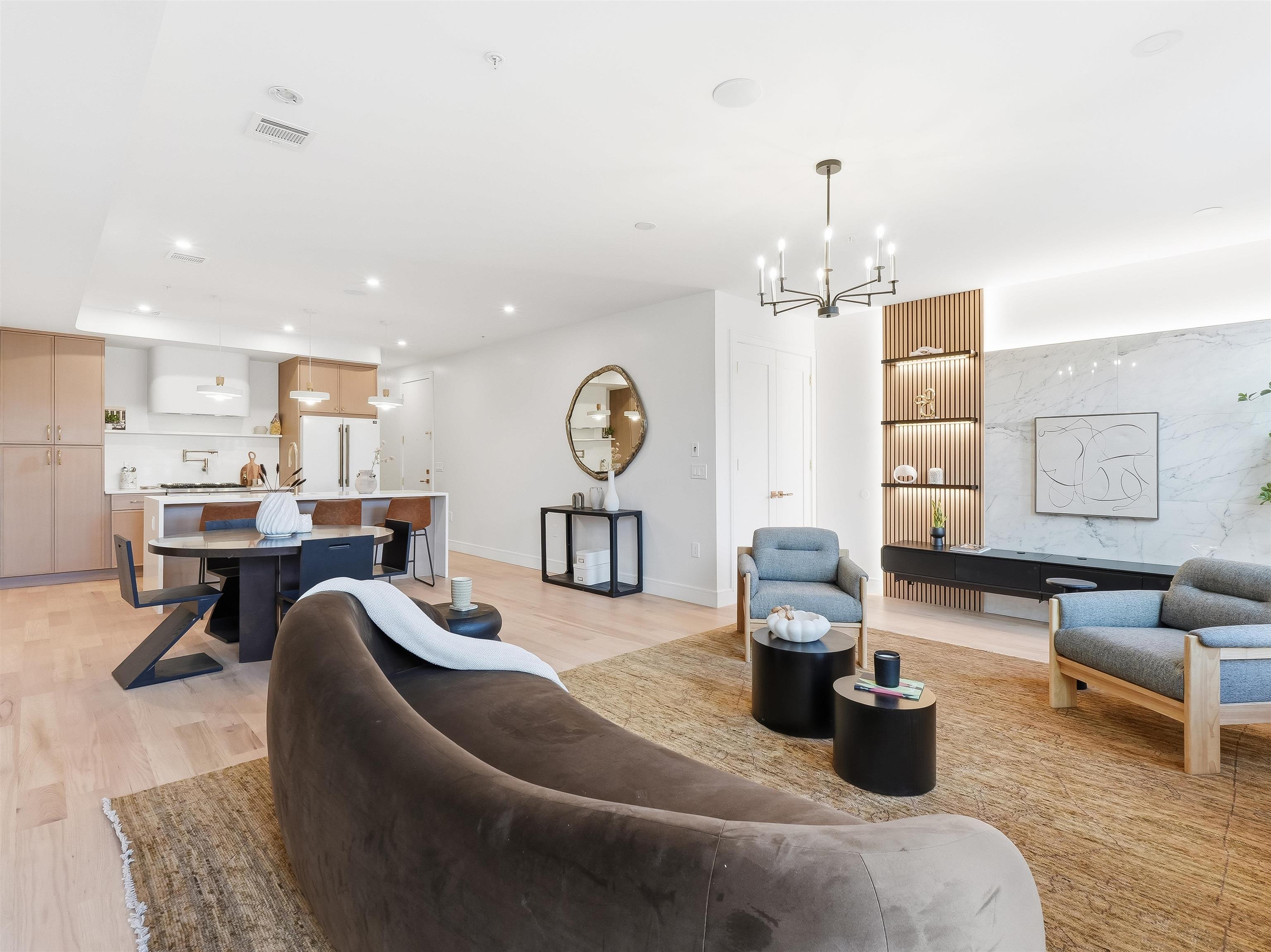 1123 SUMMIT AVE #201
