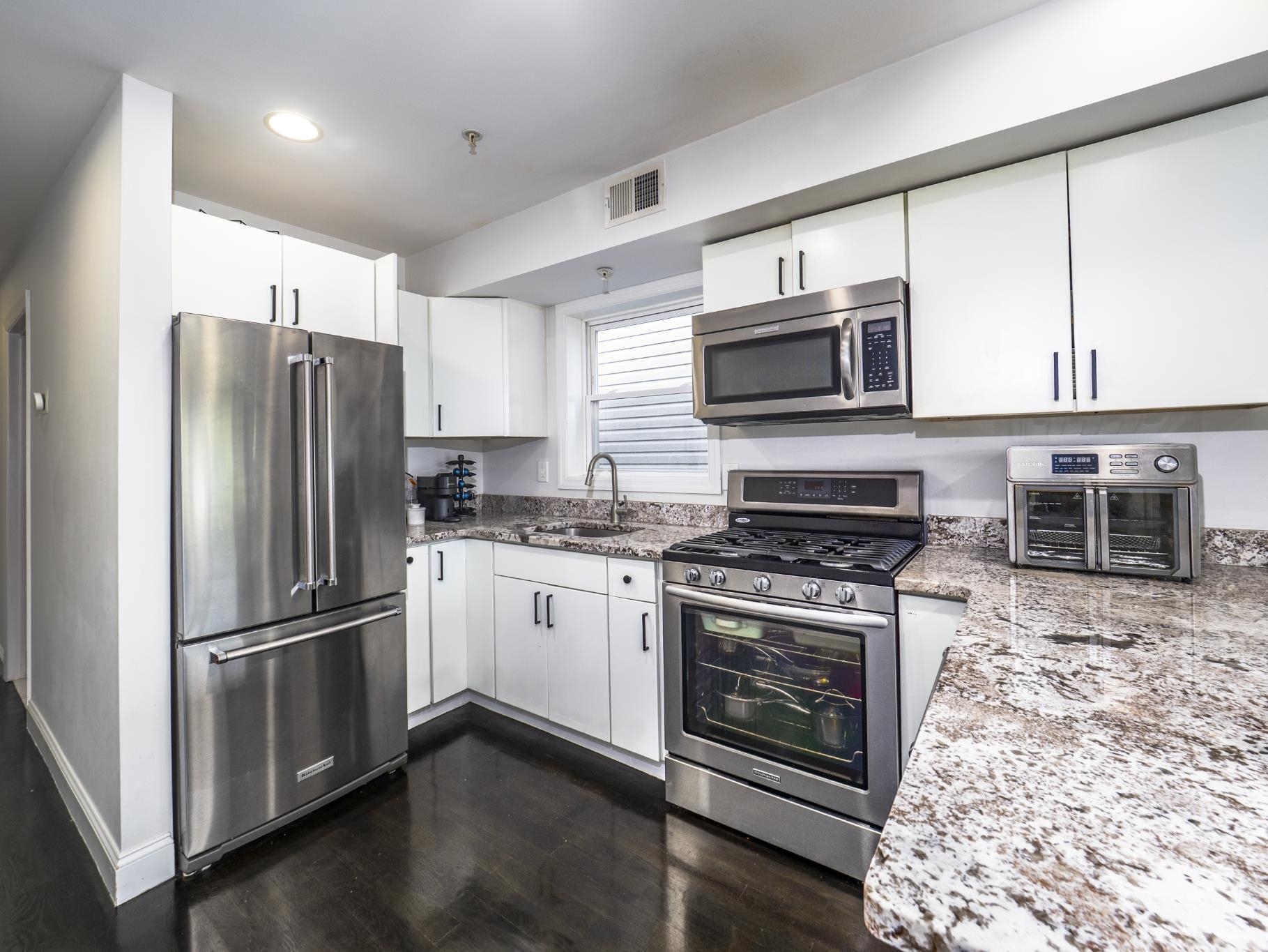 312 10TH ST - Photo 4