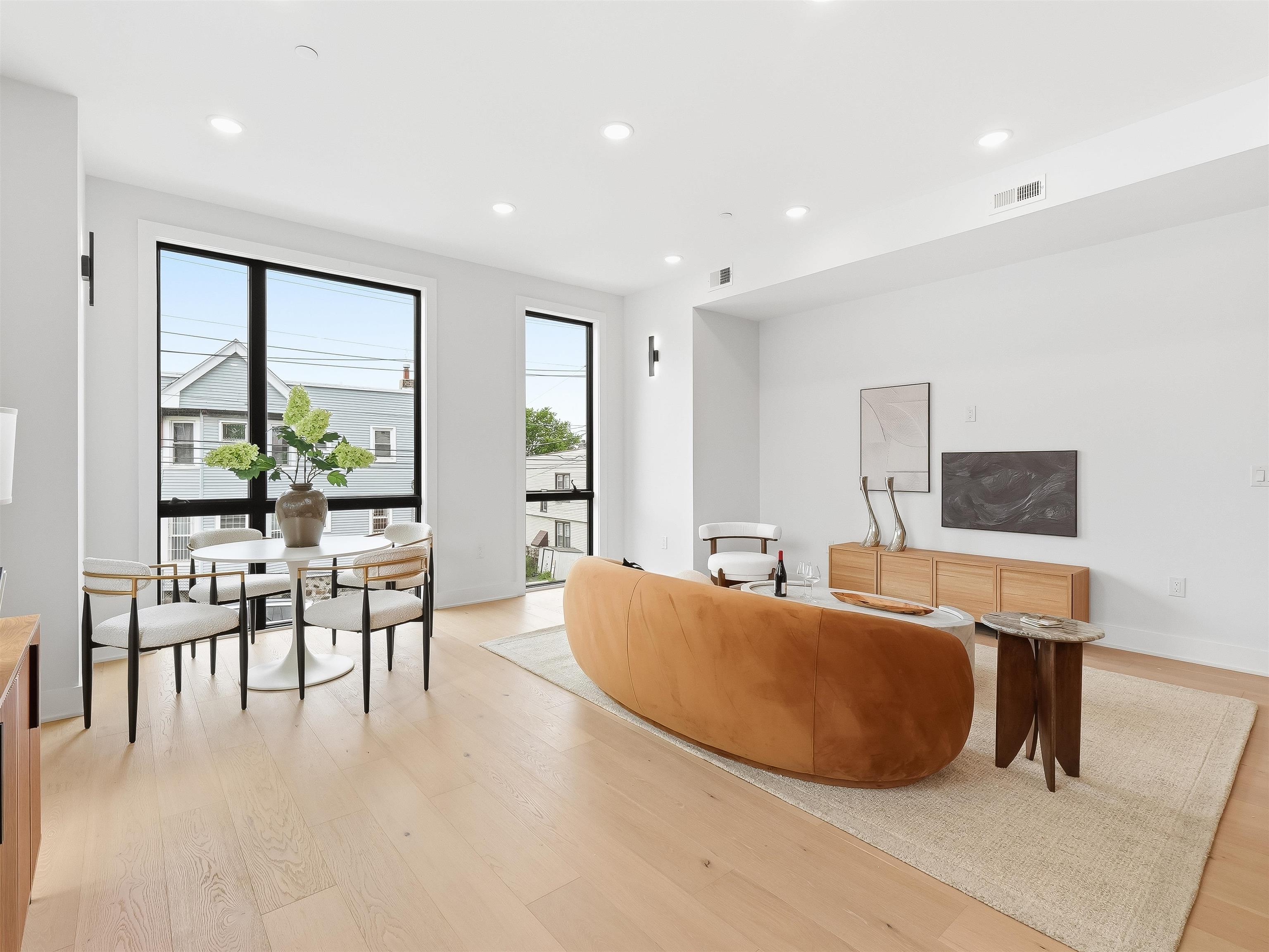 256 CLAREMONT AVE - Photo 3