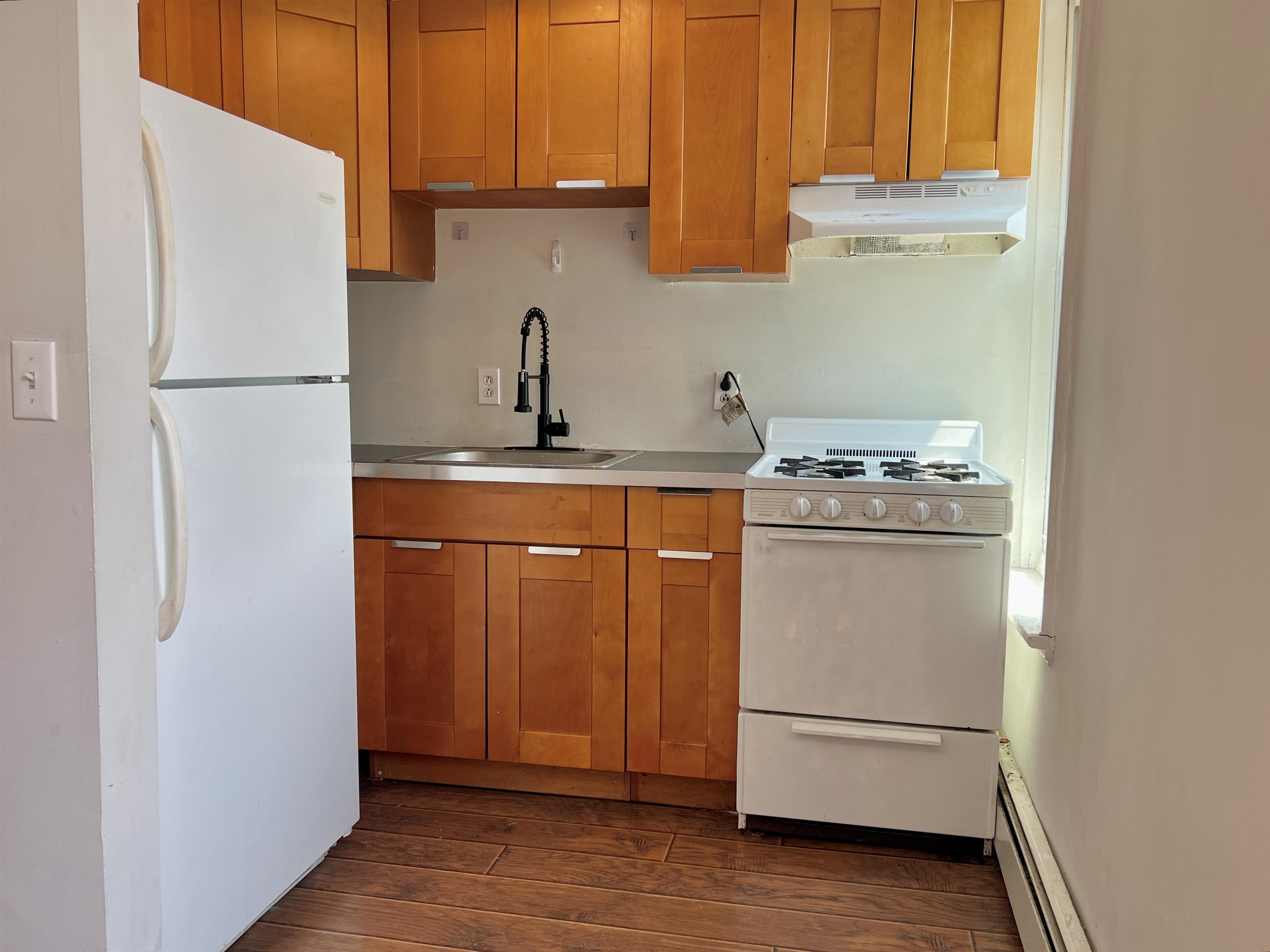 183 MONTGOMERY ST - Photo 2